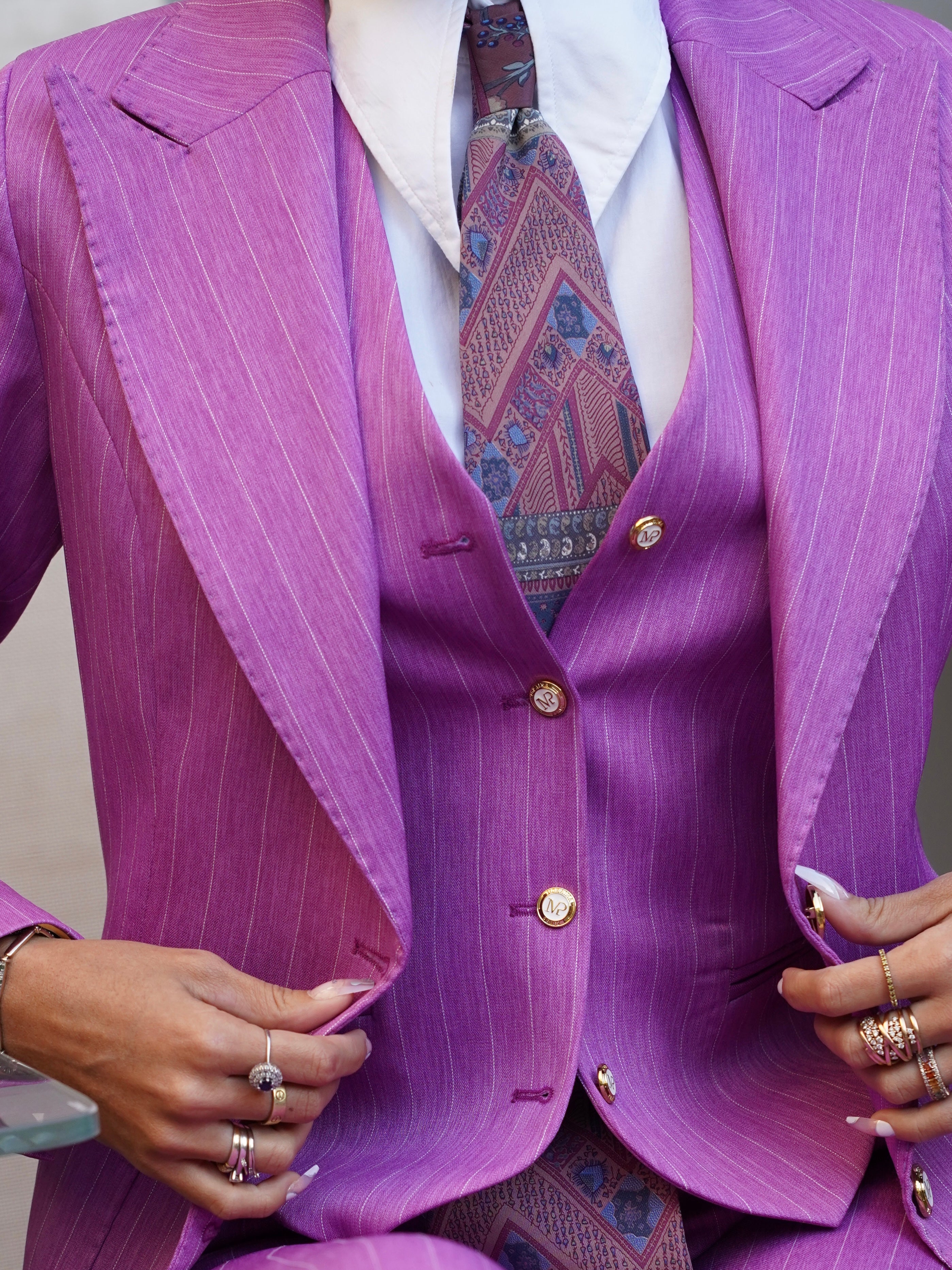 Tailleur gessato fucsia rever a lancia tre pezzi con bottoni oro