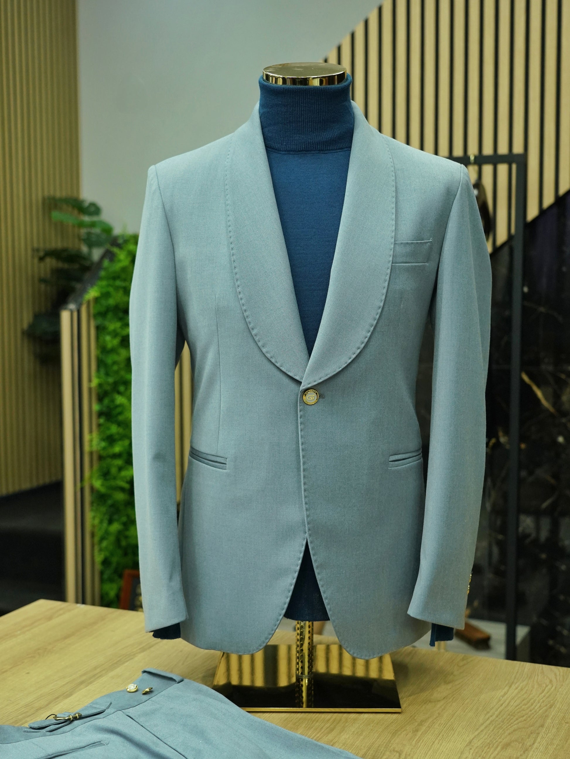 Abito harmonious collo a scialle azzurro polvere con bottoni oro
