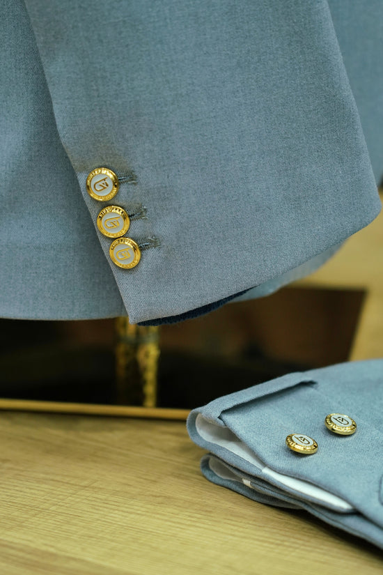Abito harmonious collo a scialle azzurro polvere con bottoni oro