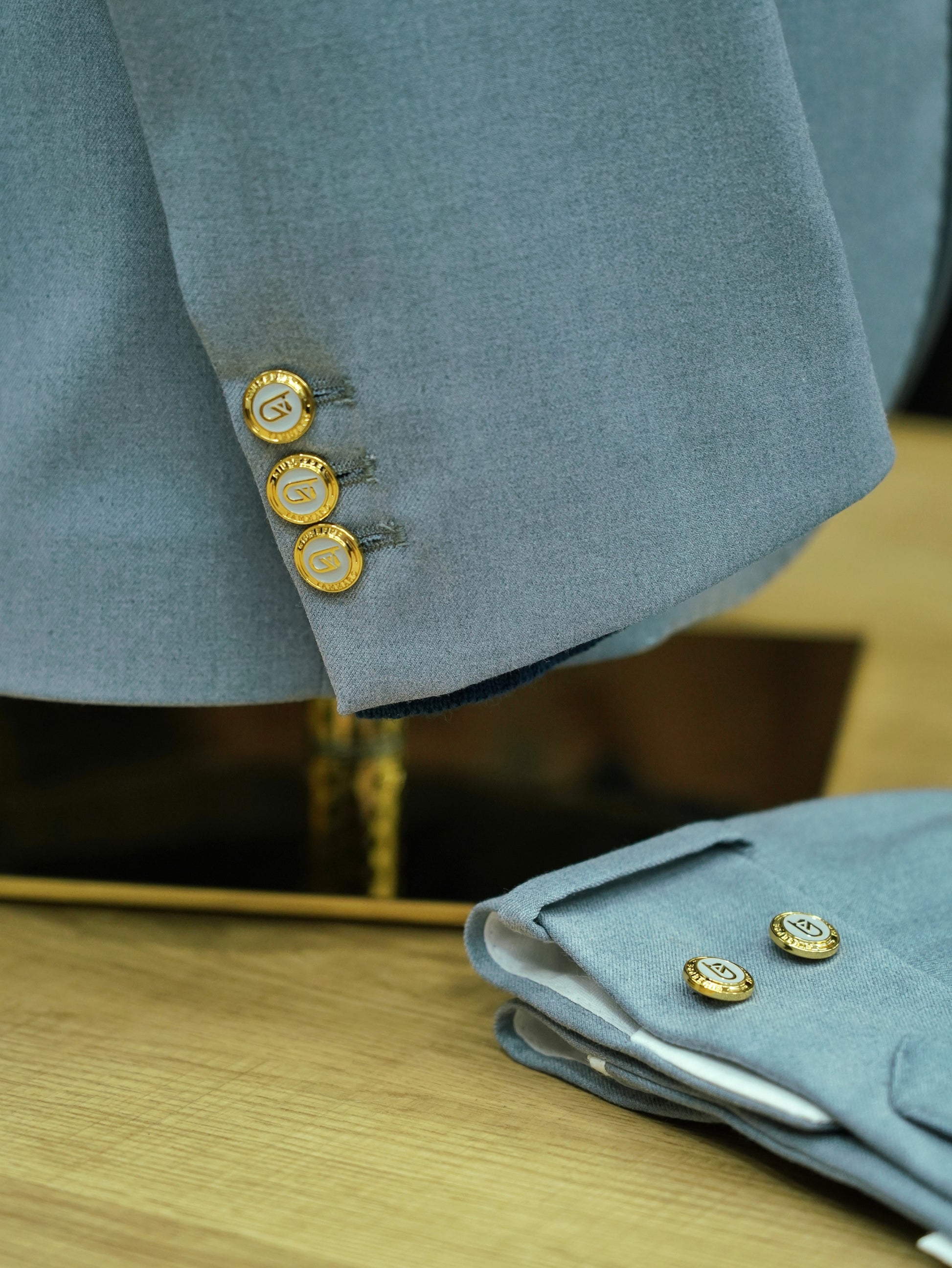 Abito harmonious collo a scialle azzurro polvere con bottoni oro