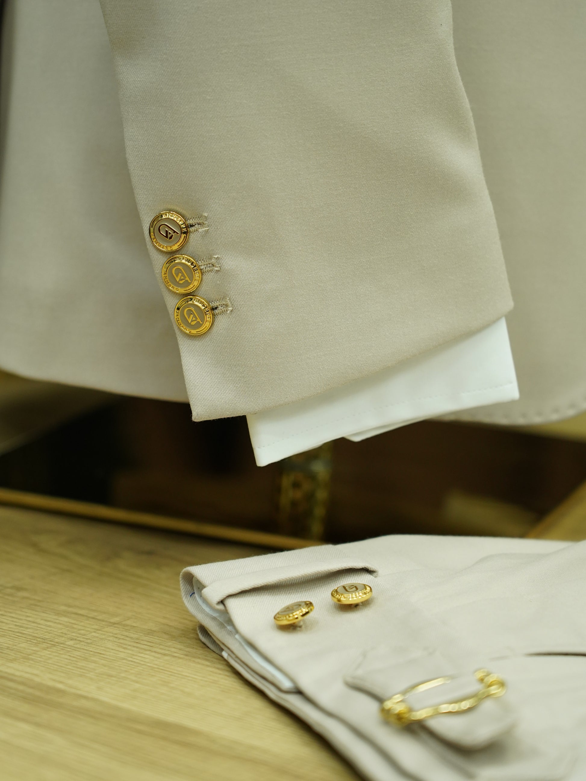 Abito harmonious collo a scialle avorio con bottoni oro
