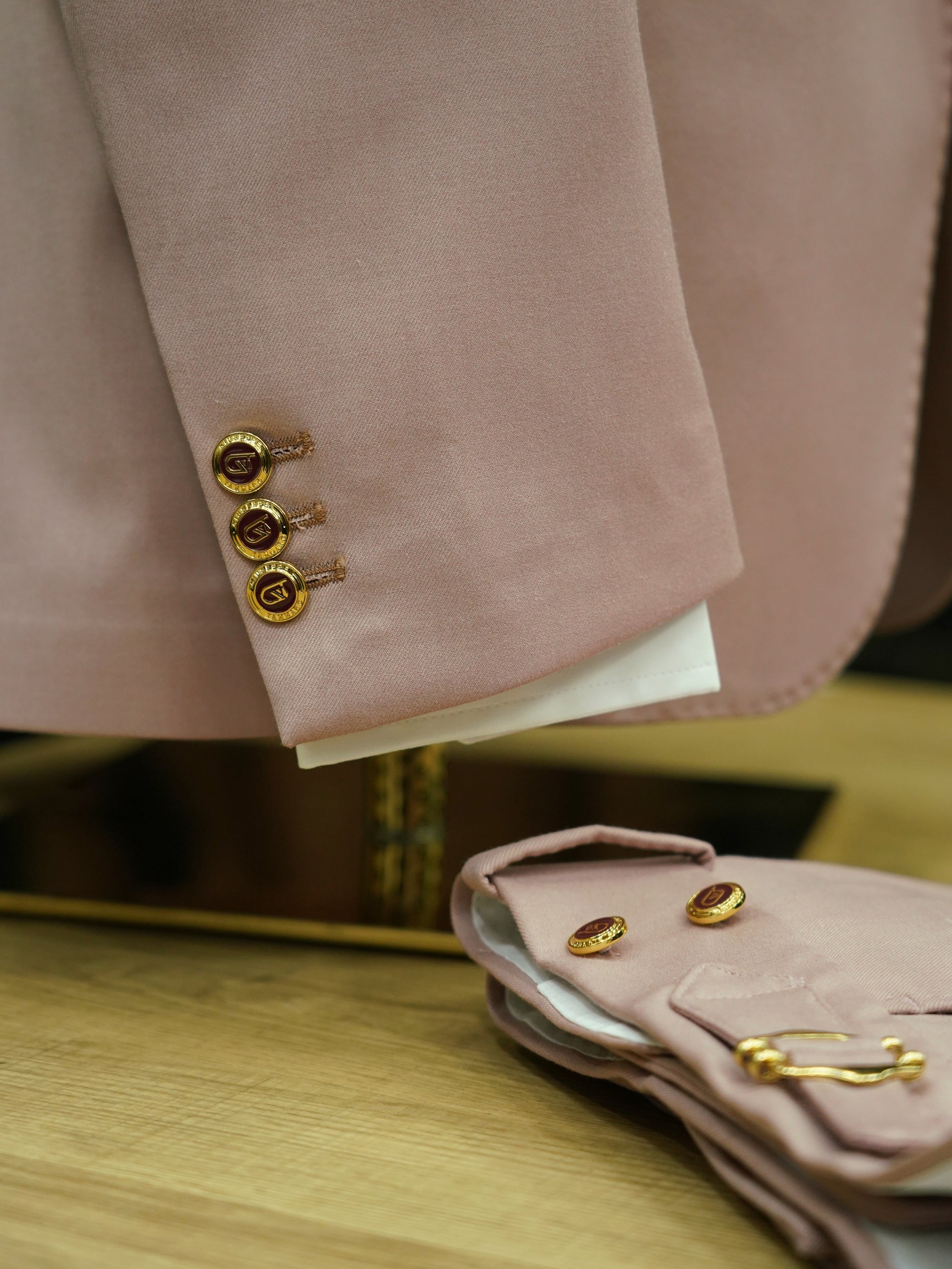 Abito harmonious collo a scialle rosa antico con bottoni oro