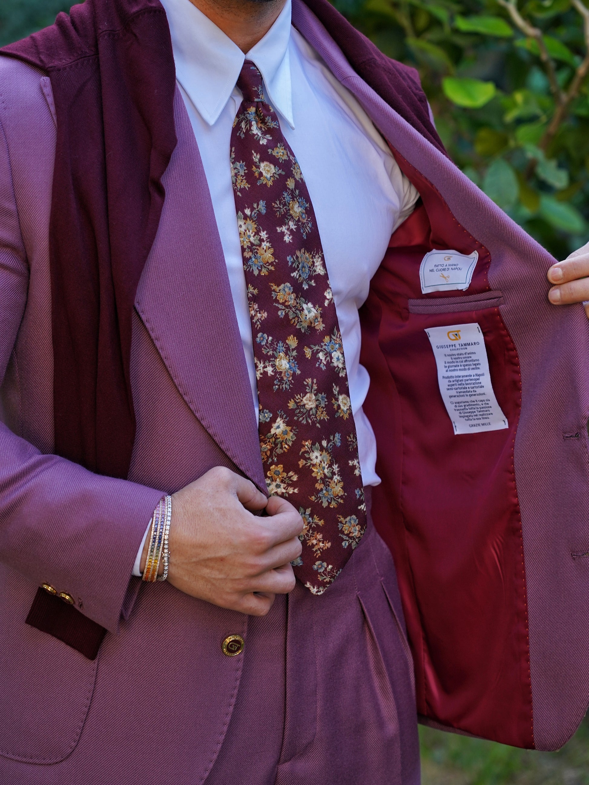 Abito extensive monopetto petto a lancia diagonale cipolla con bottoni oro