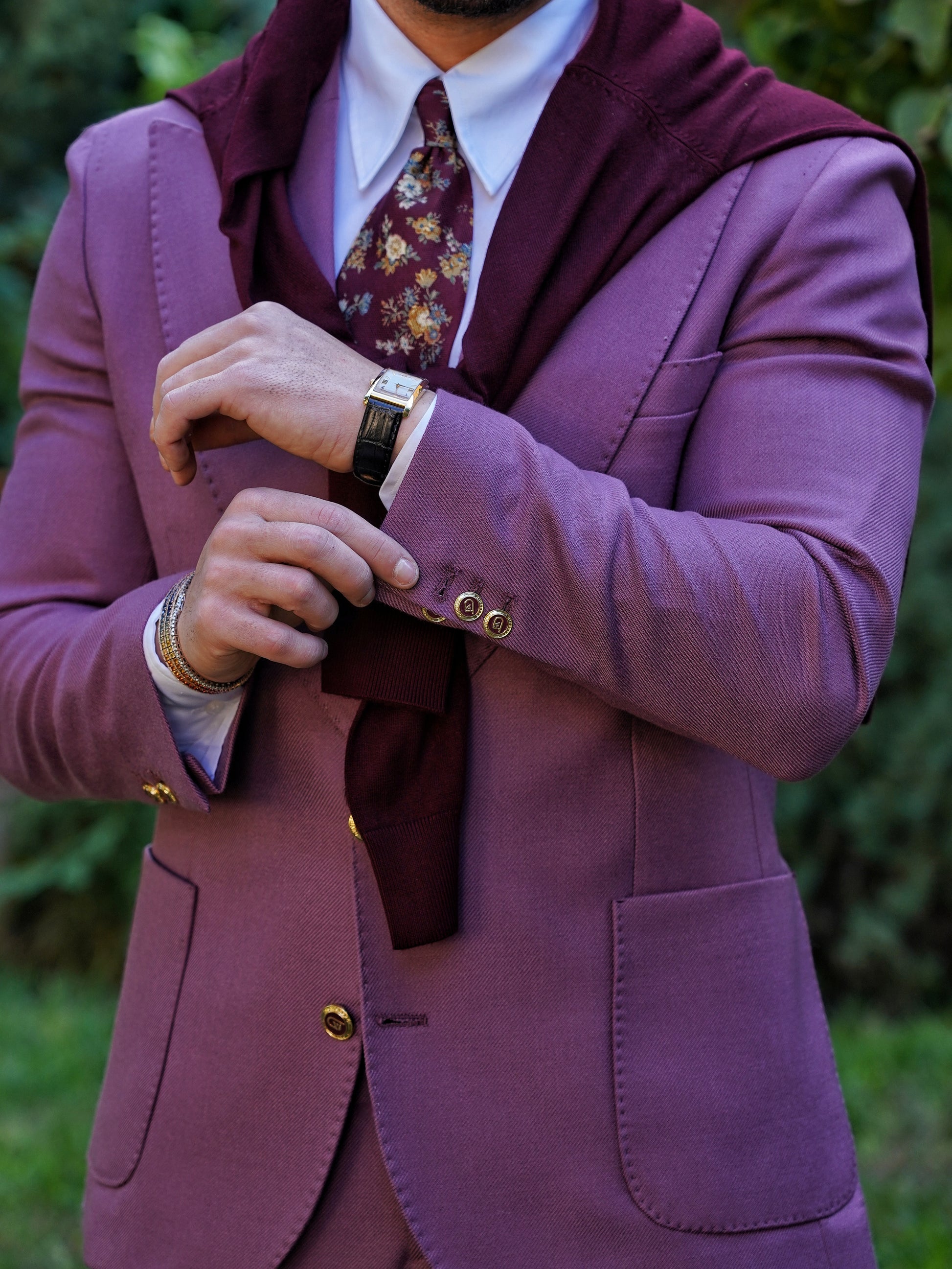 Abito extensive monopetto petto a lancia diagonale cipolla con bottoni oro