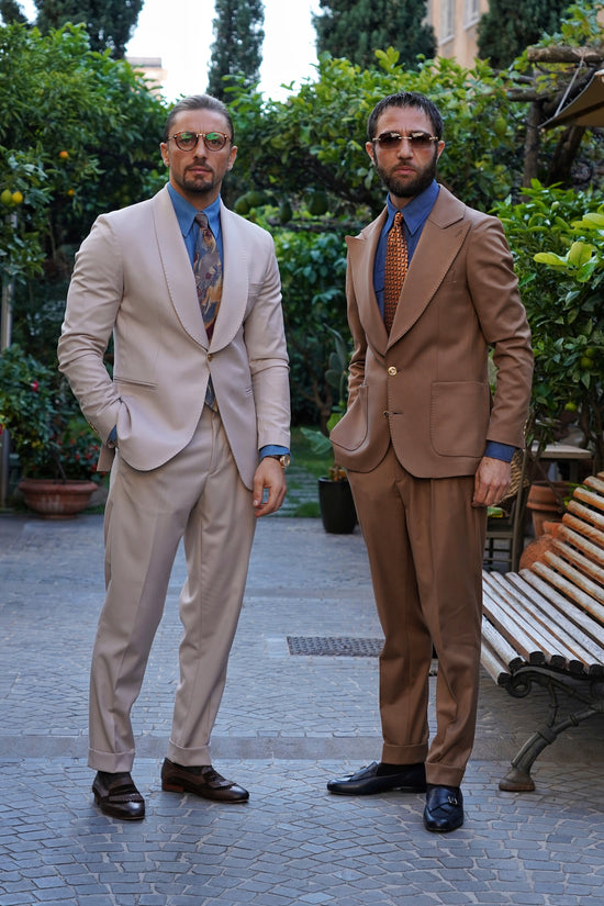 Abito extensive monopetto petto a lancia fango con bottoni oro