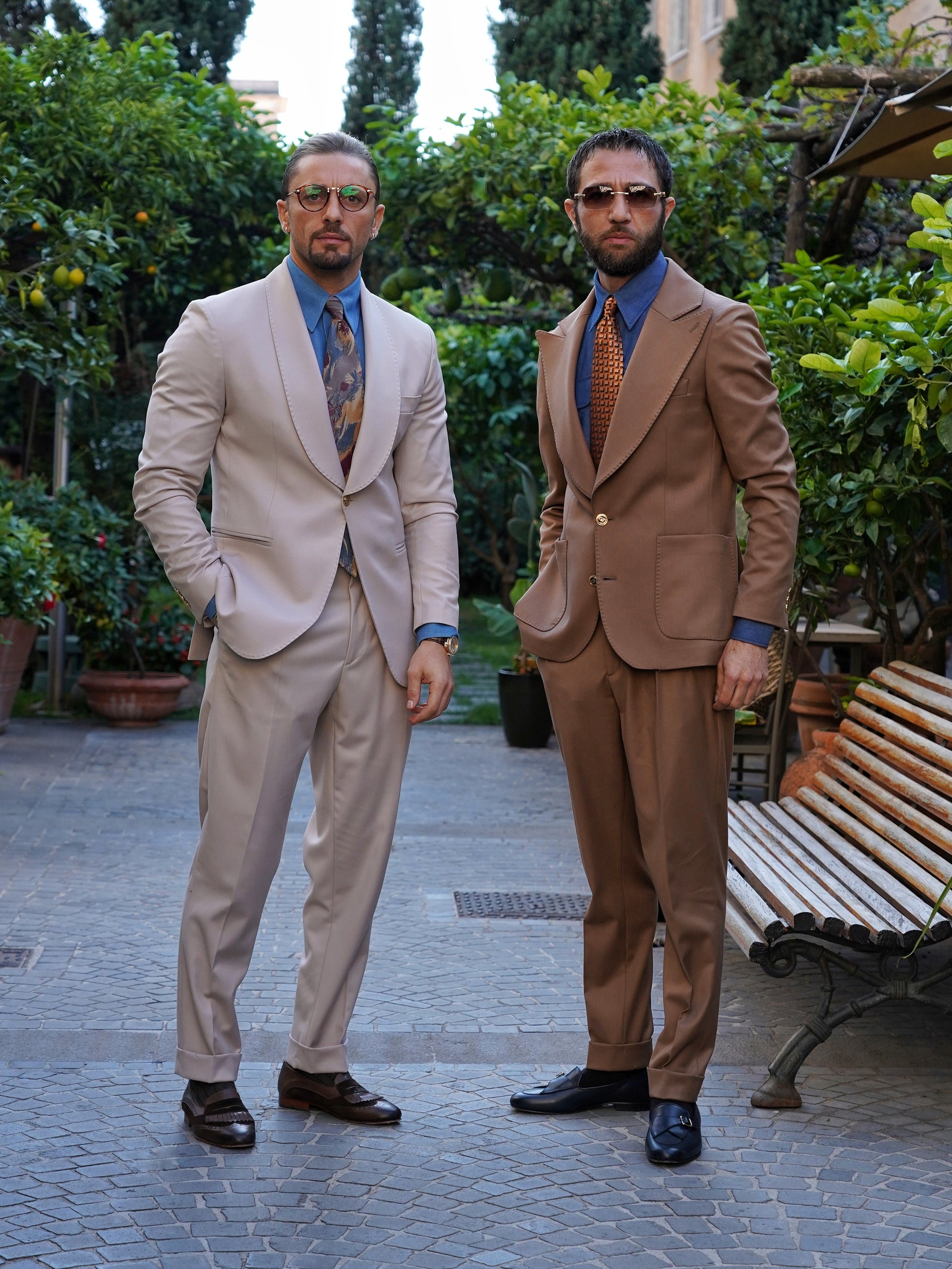 Abito extensive monopetto petto a lancia fango con bottoni oro