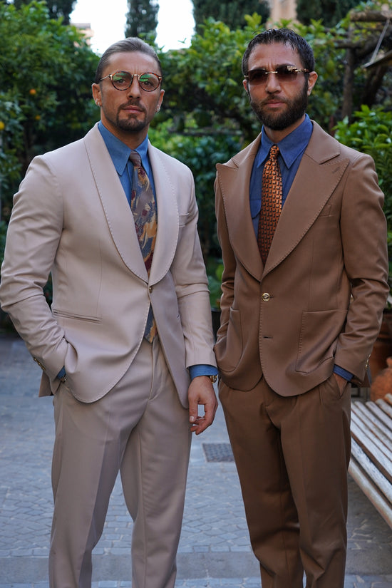 Abito extensive monopetto petto a lancia fango con bottoni oro