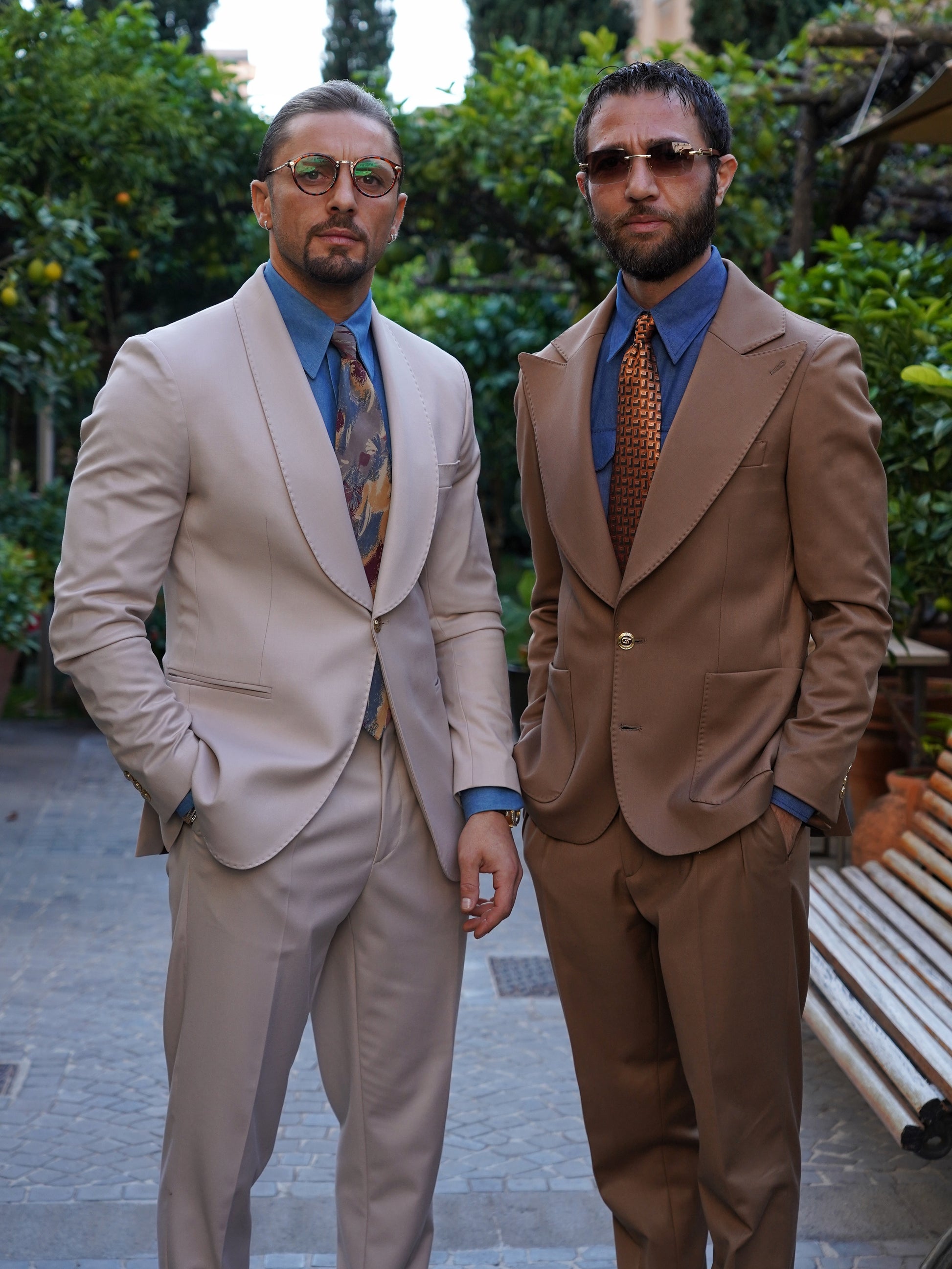 Abito extensive monopetto petto a lancia fango con bottoni oro