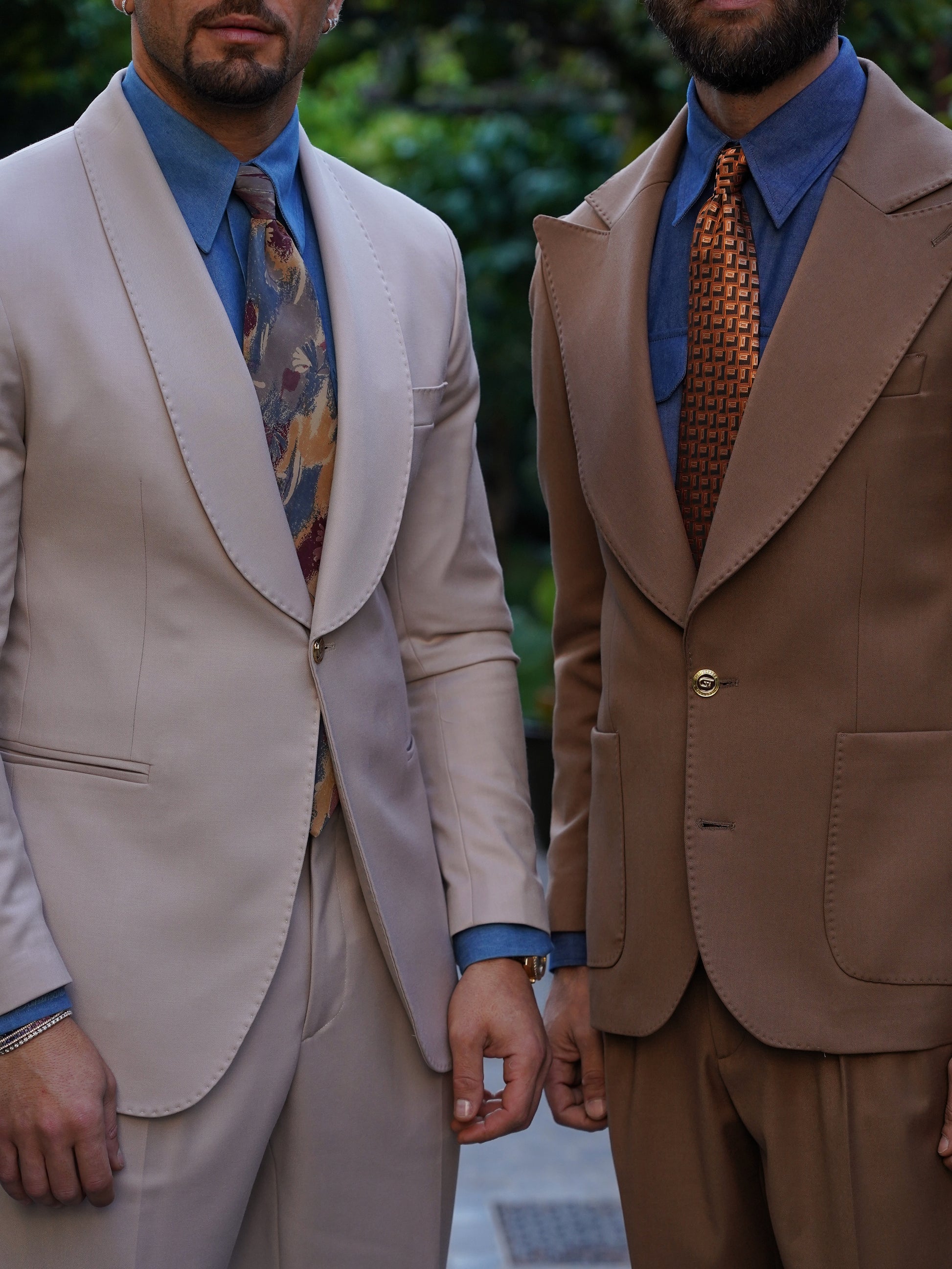 Abito extensive monopetto petto a lancia fango con bottoni oro