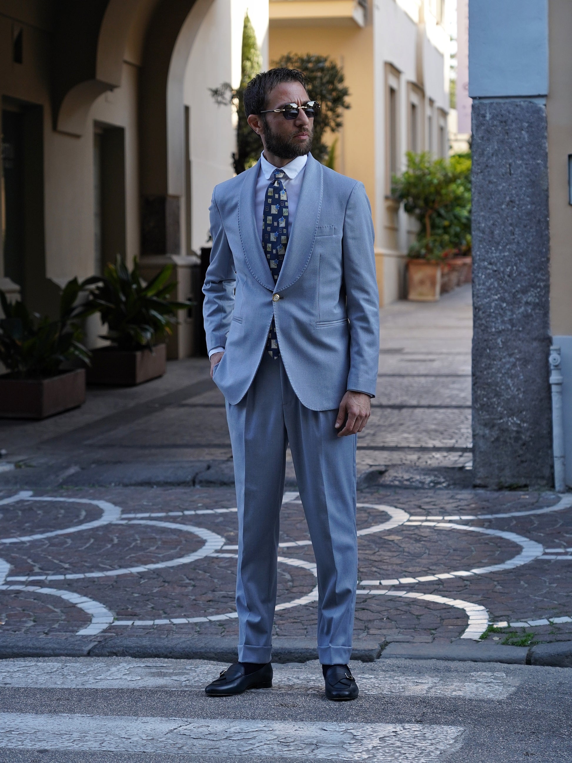 Abito harmonious collo a scialle azzurro polvere con bottoni oro
