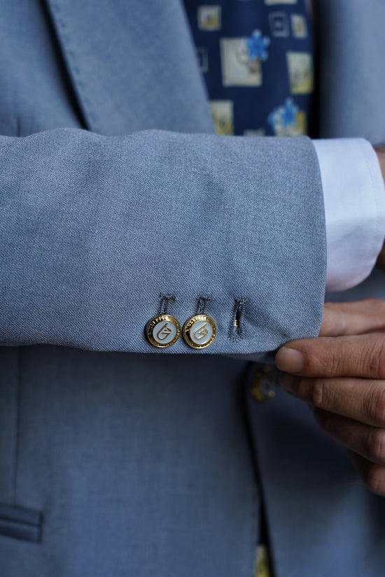 Abito harmonious collo a scialle azzurro polvere con bottoni oro