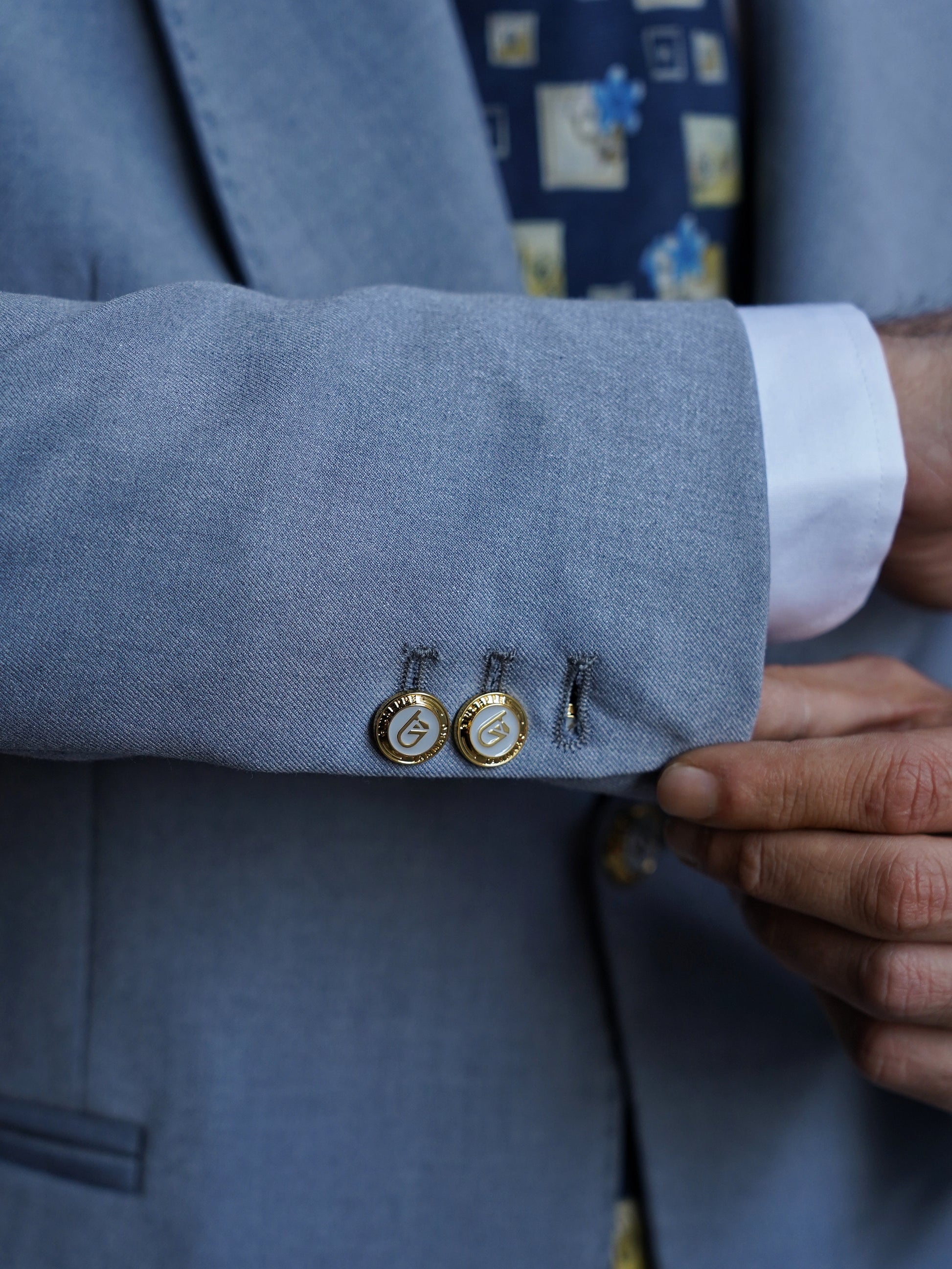 Abito harmonious collo a scialle azzurro polvere con bottoni oro
