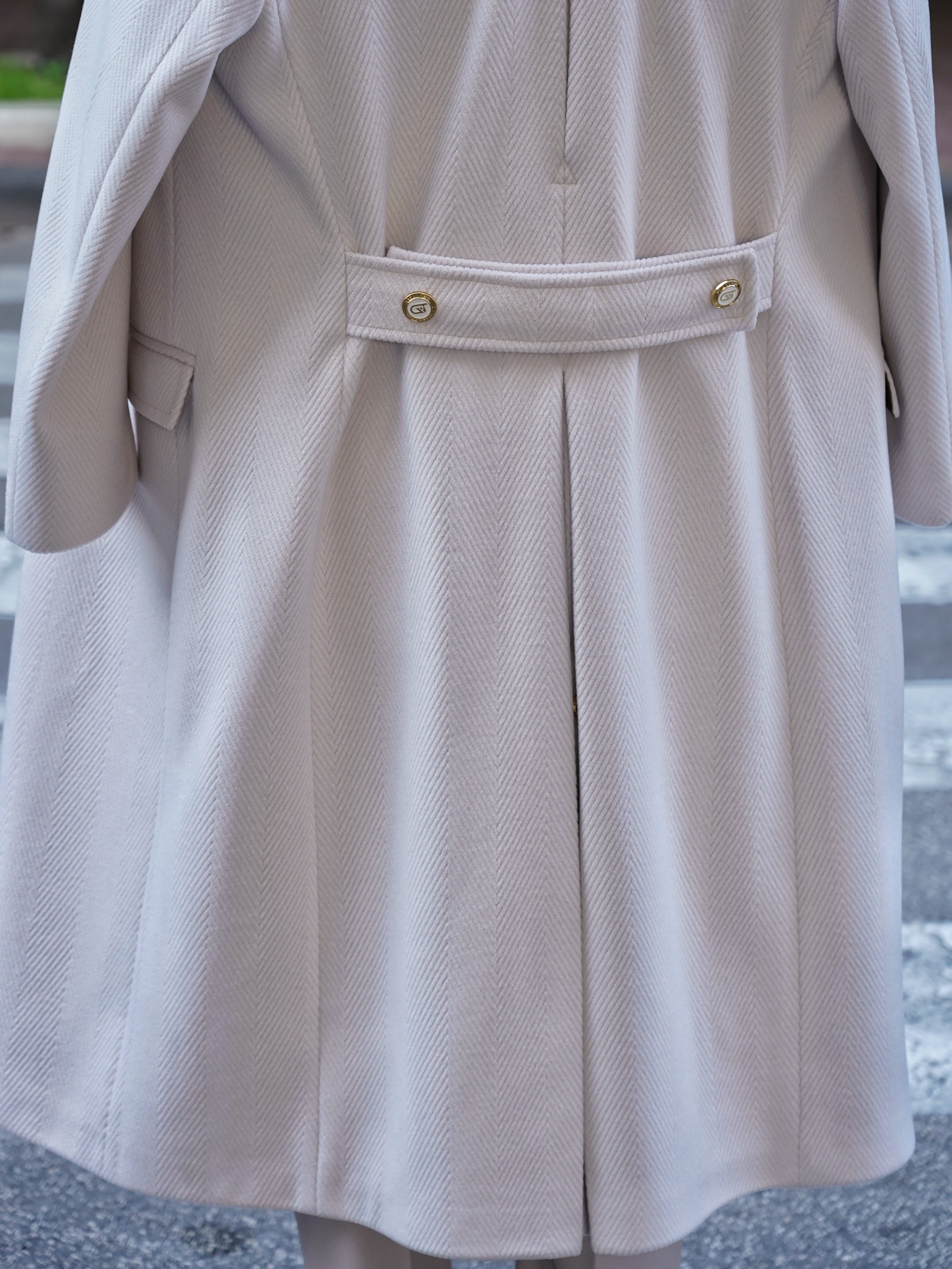 Cappotto Raglan Spigato Panna con bottoni oro