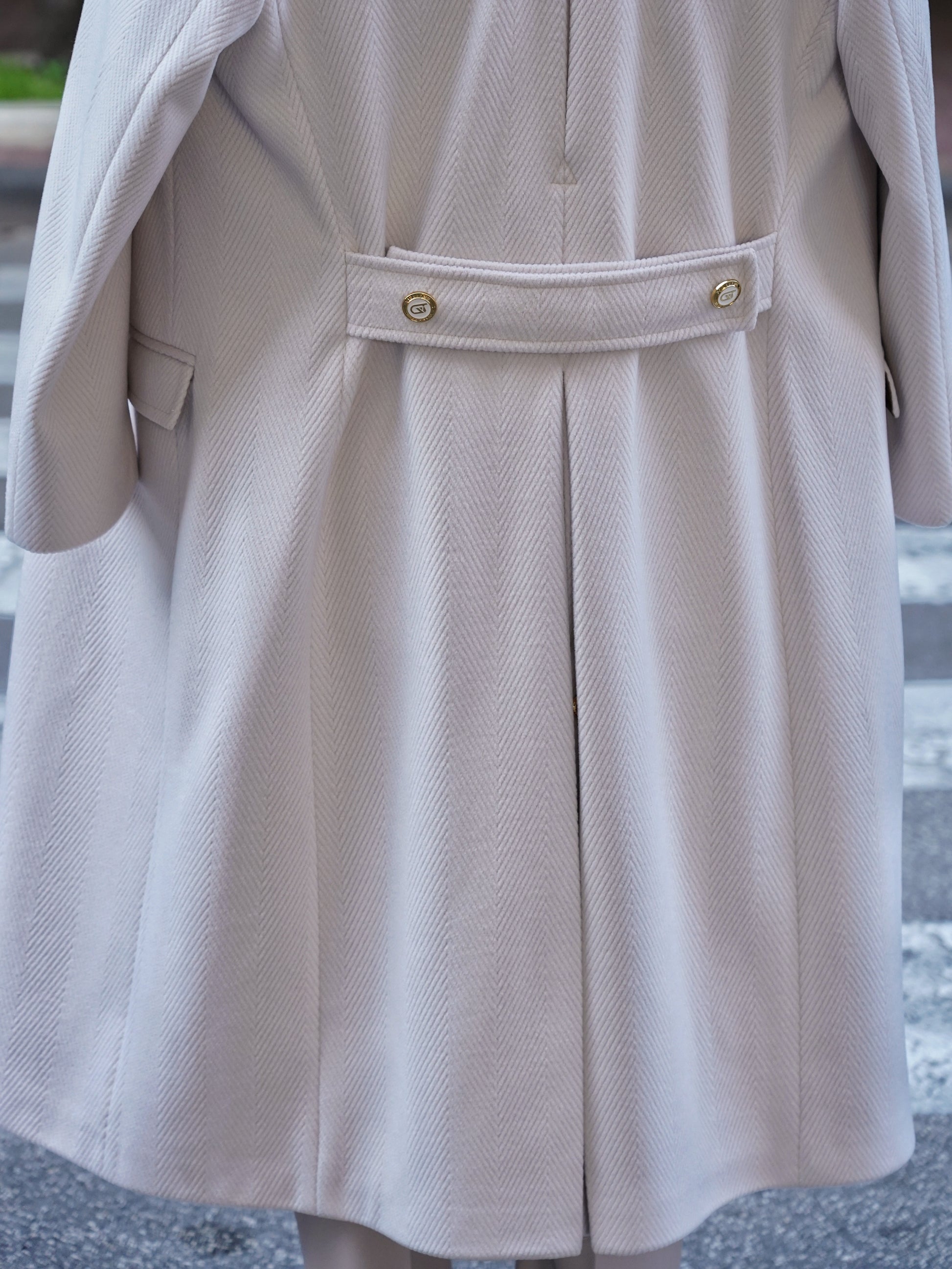 Cappotto Raglan Spigato Panna con bottoni oro