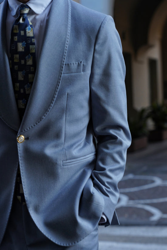 Abito harmonious collo a scialle azzurro polvere con bottoni oro