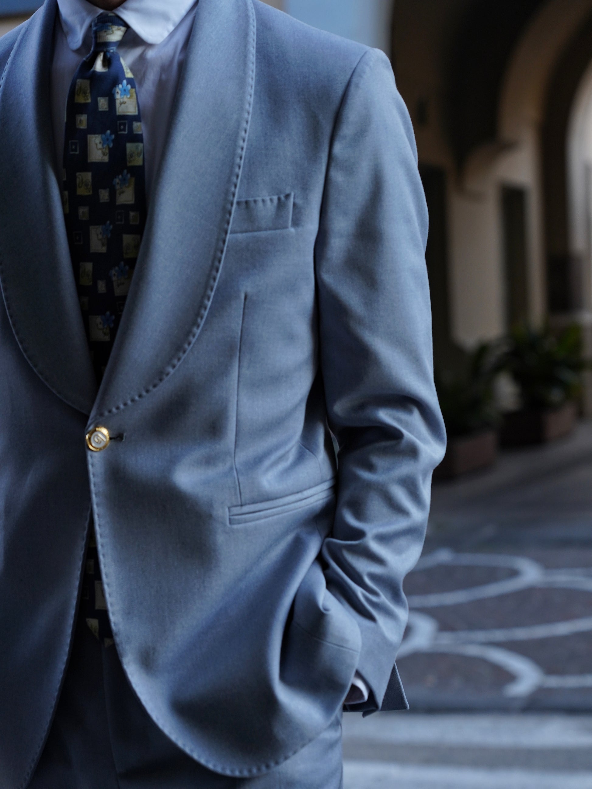 Abito harmonious collo a scialle azzurro polvere con bottoni oro