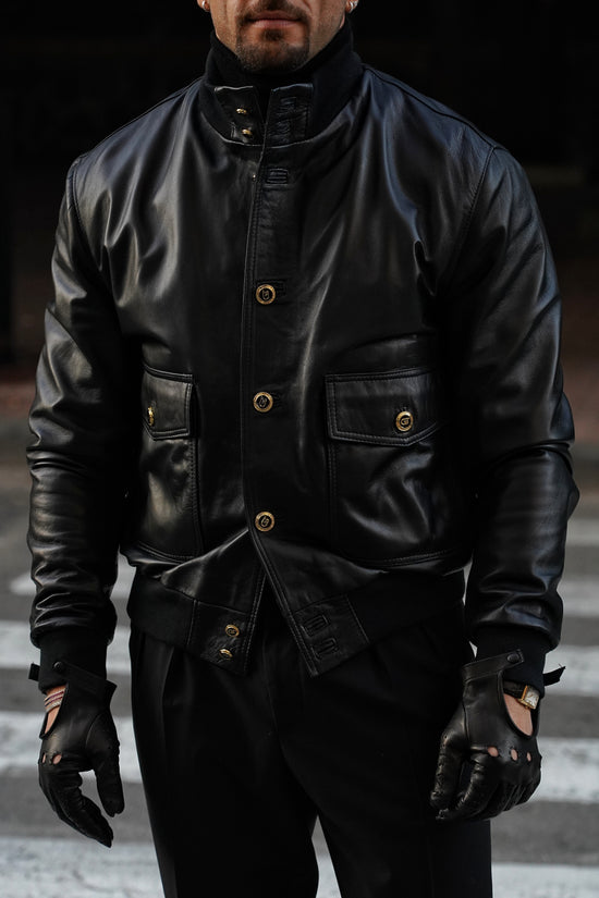 Giubbino in pelle nero con bottoni oro