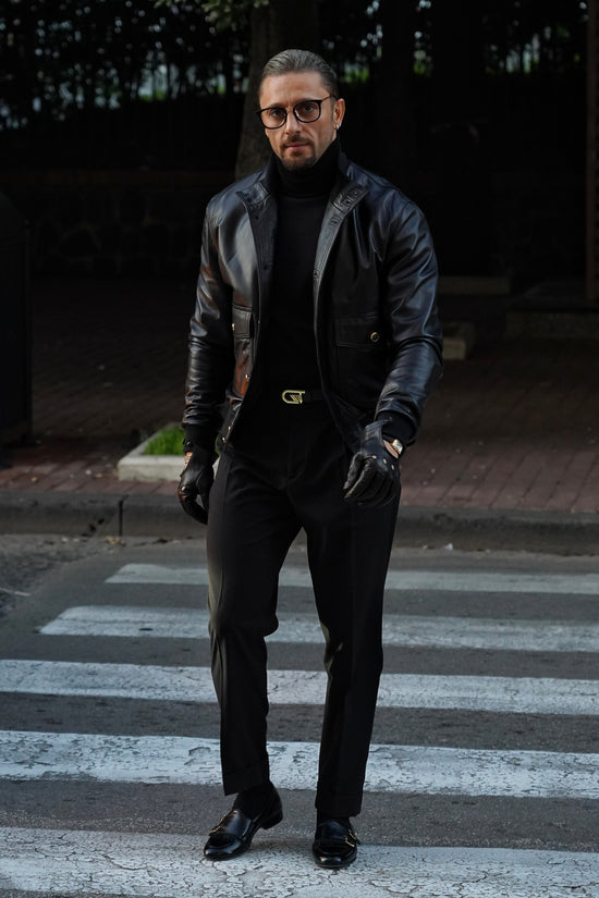 Giubbino in pelle nero con bottoni oro