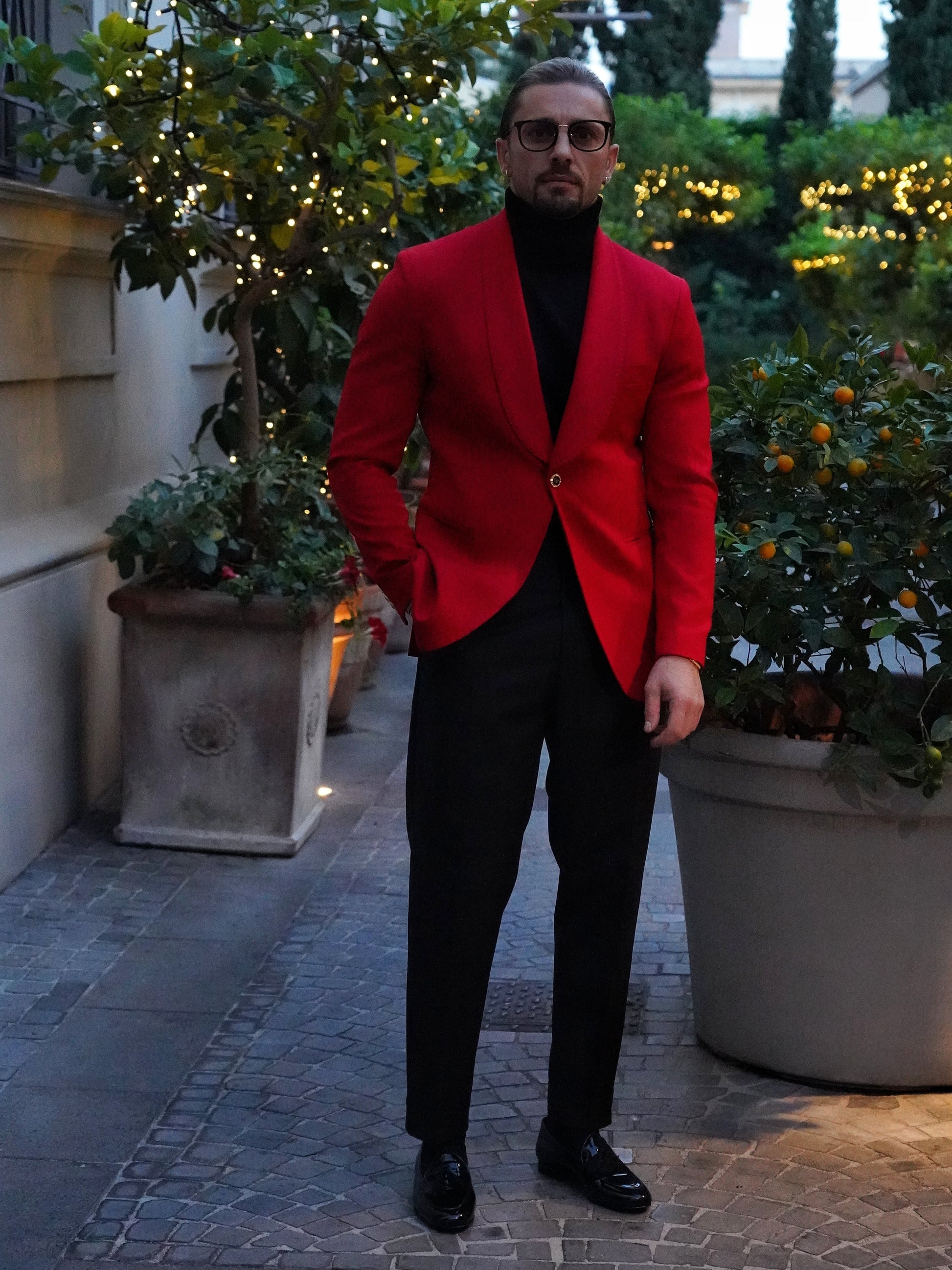 Abito harmonious collo a scialle rosso con bottoni oro