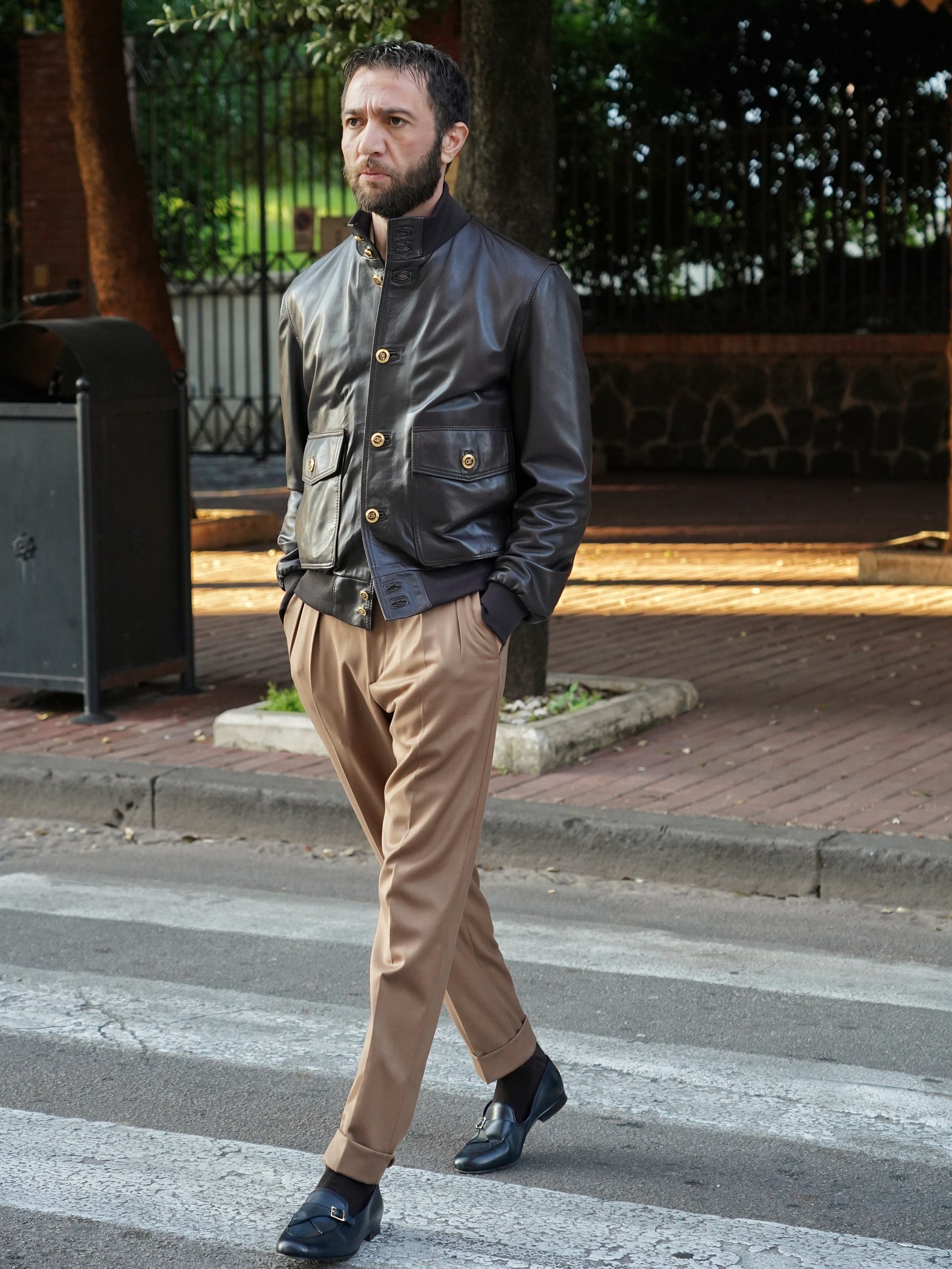 Giubbino in pelle testa di moro con bottoni oro