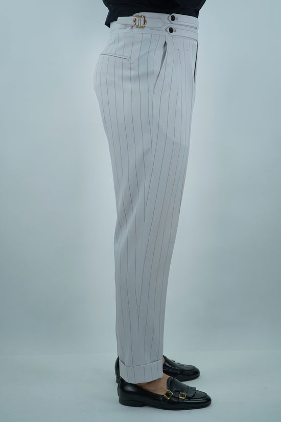 Gurkha biforcato bianco gessato nero con fibbie stringenti laterali