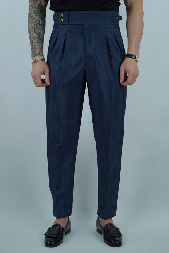 Gurkha solaro blu con bottoni oro e fibbie stringenti laterali