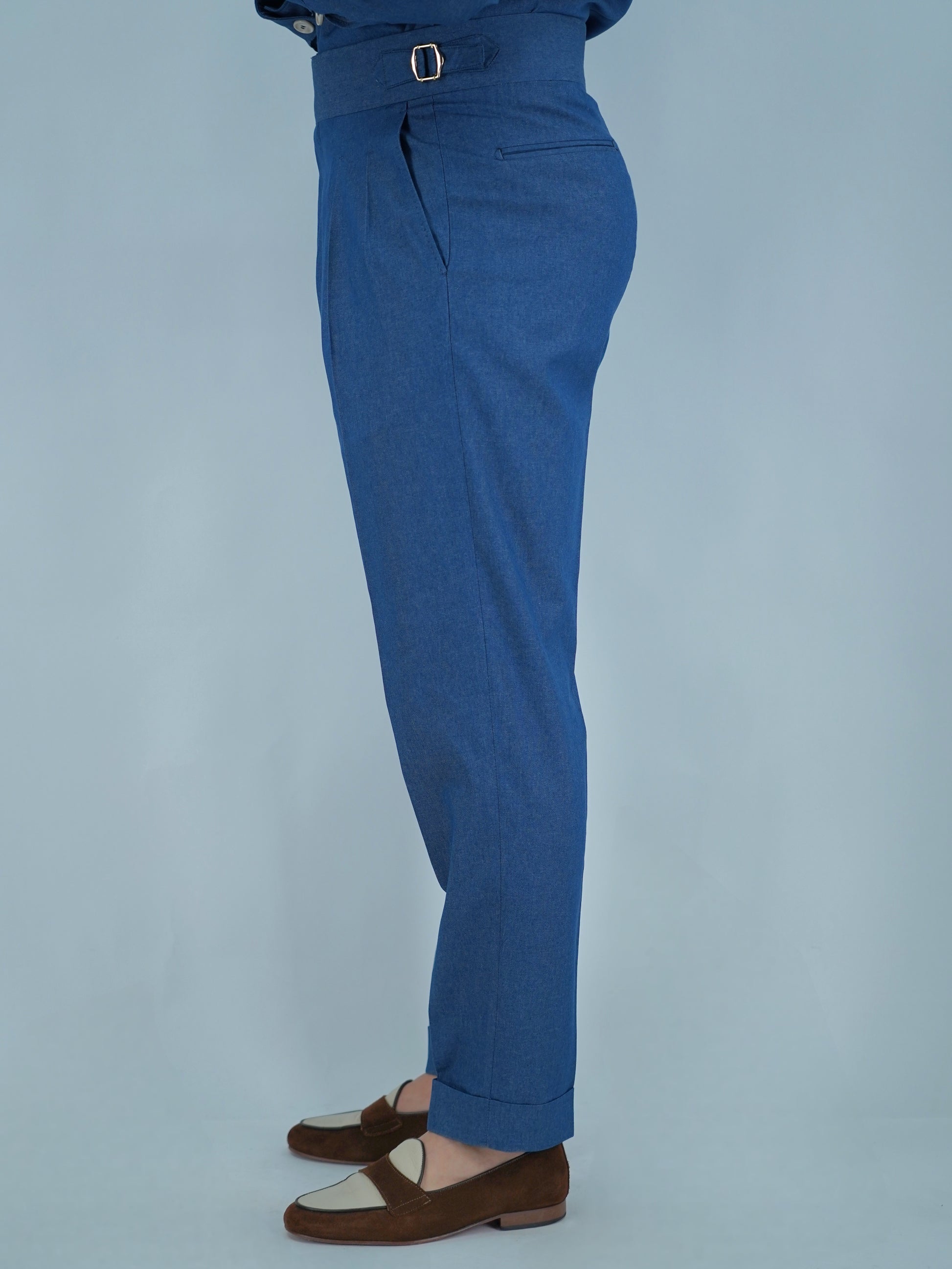 Gurkha biforcato effetto jeans lavaggio chiaro con fibbie stringenti laterali