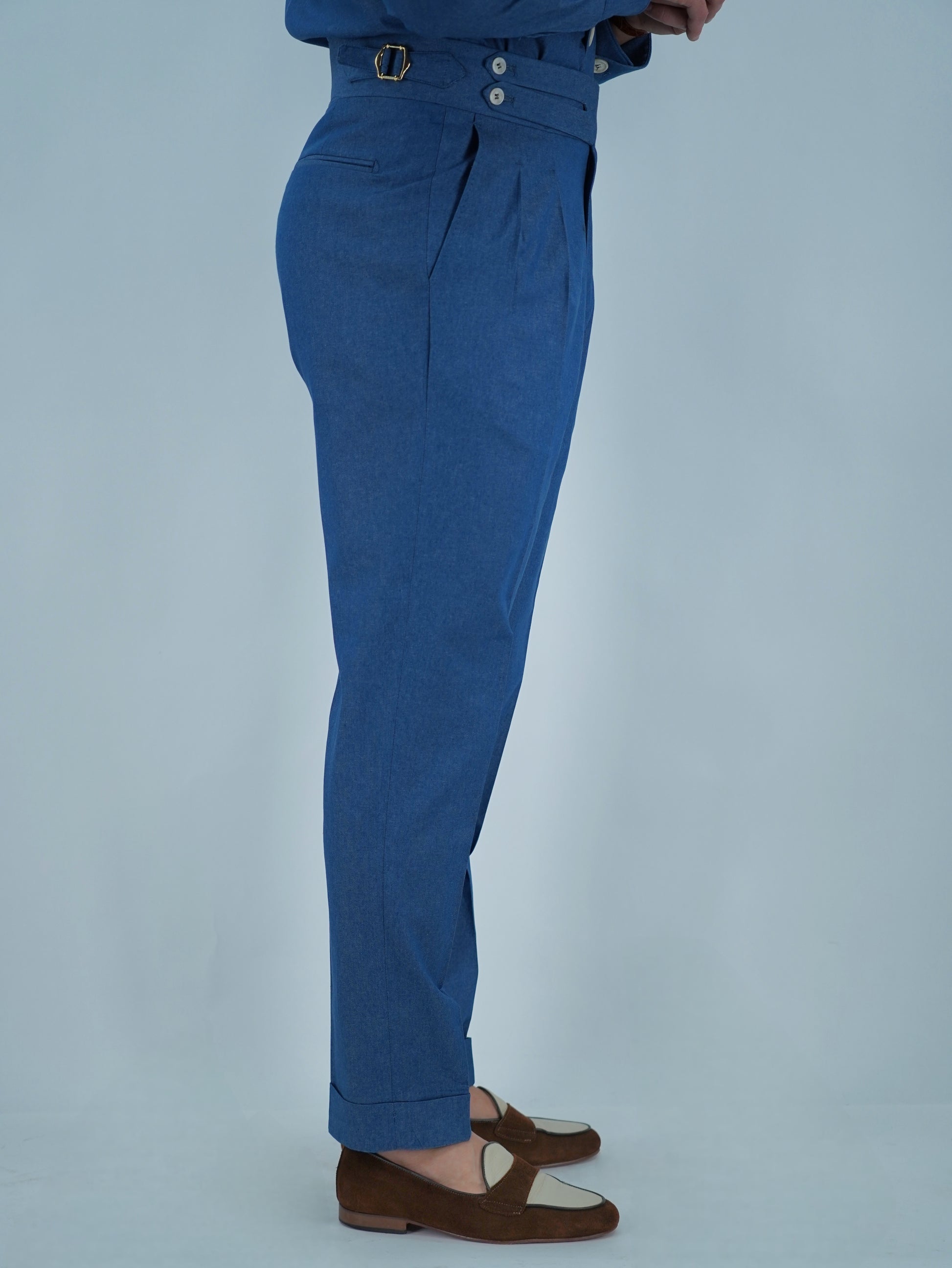 Gurkha biforcato effetto jeans lavaggio chiaro con fibbie stringenti laterali