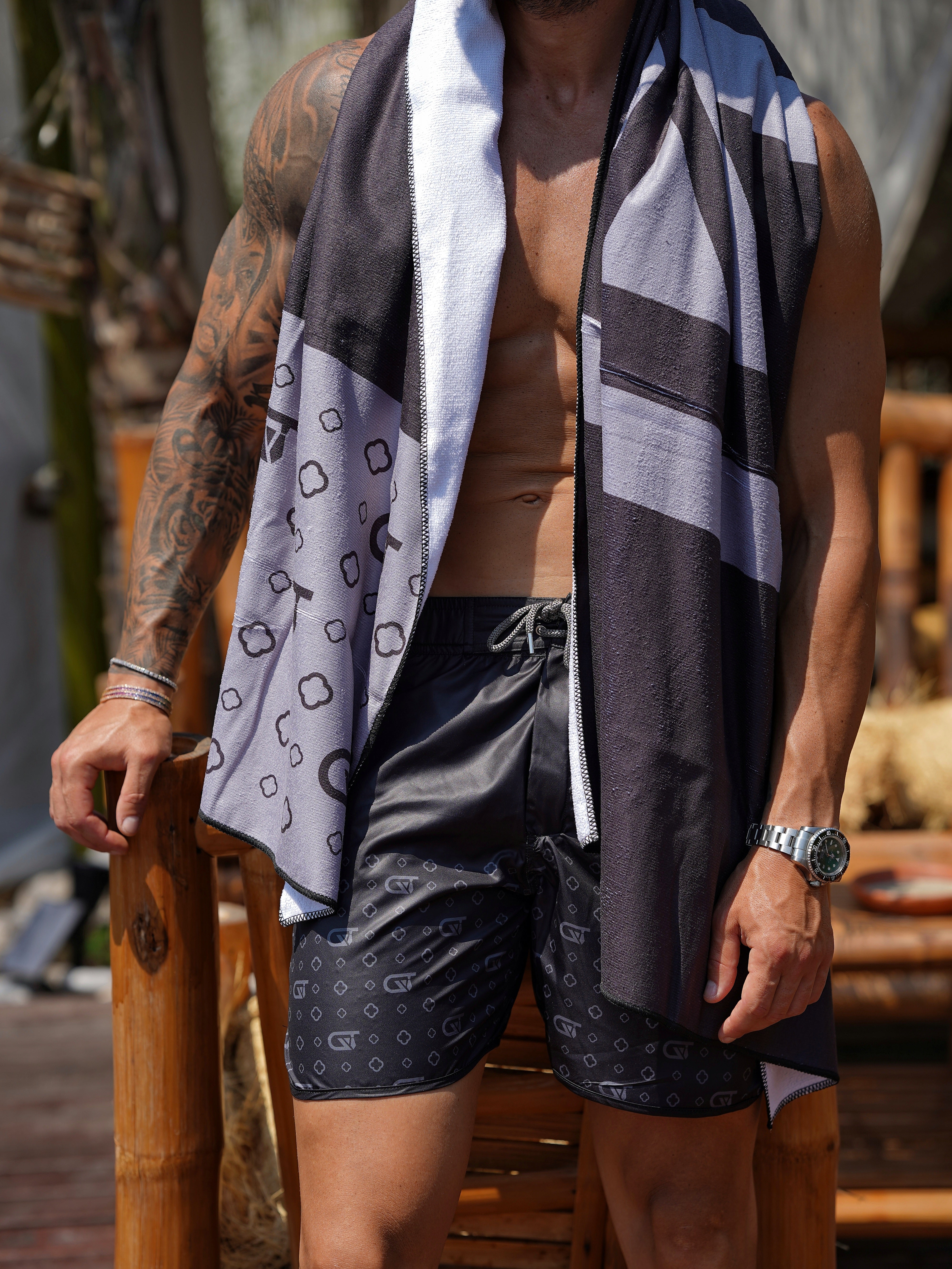 Shorts da mare monogram fondo nero stampa grigia, tessuto anti goccia idrorepellente