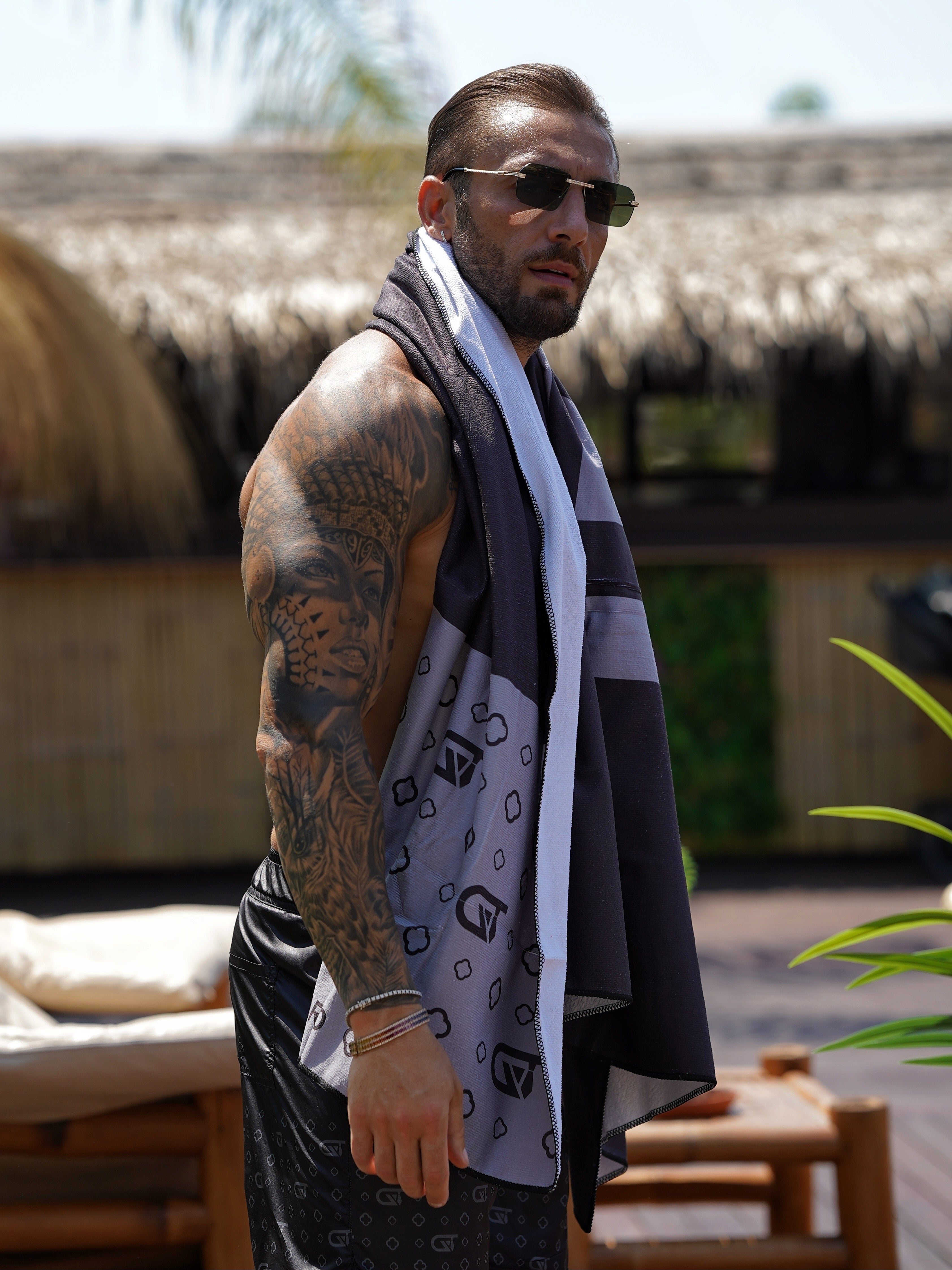 Telo mare monogram 180x90cm in microfibra nero/grigio