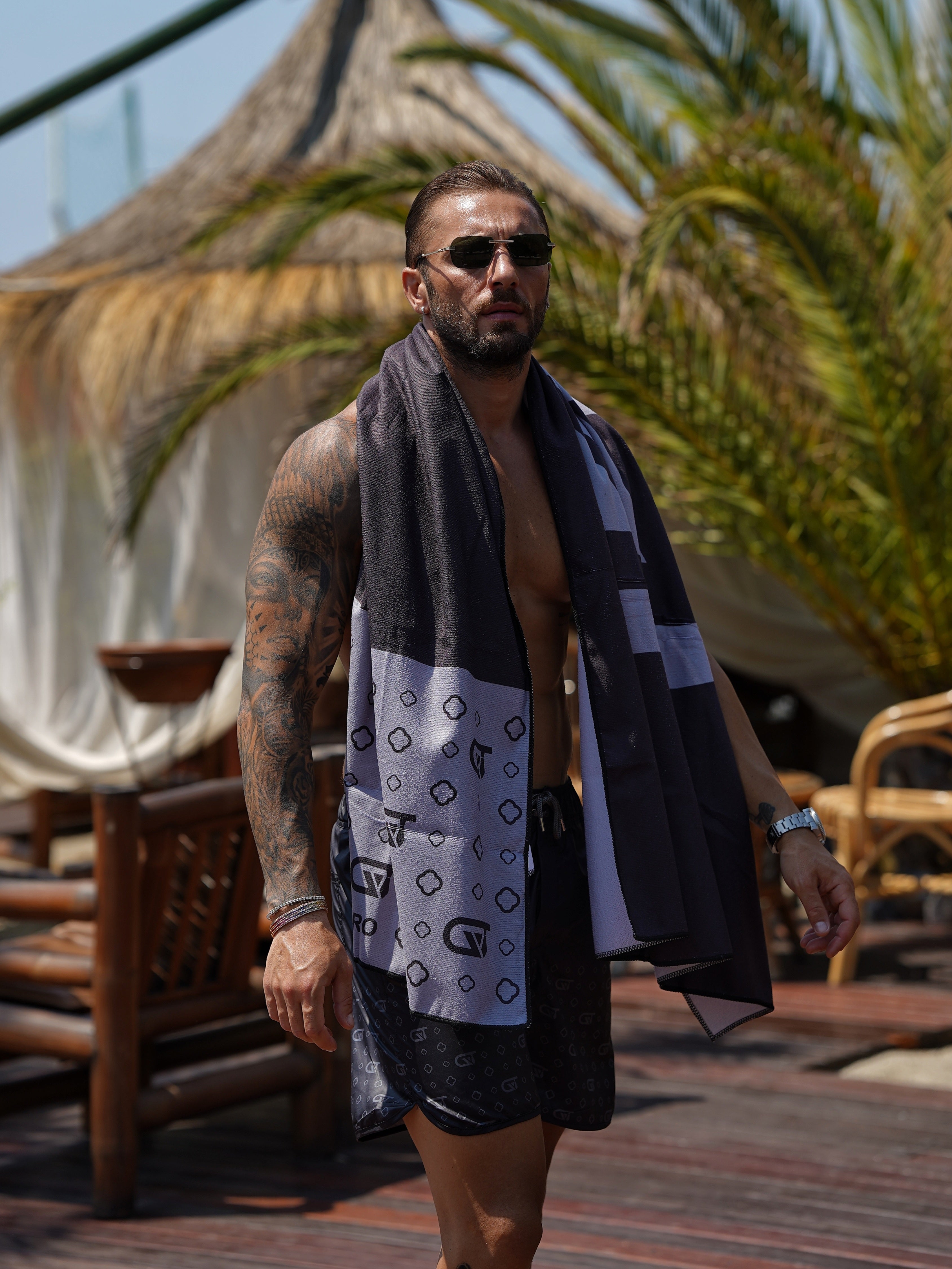 Telo mare monogram 180x90cm in microfibra nero/grigio