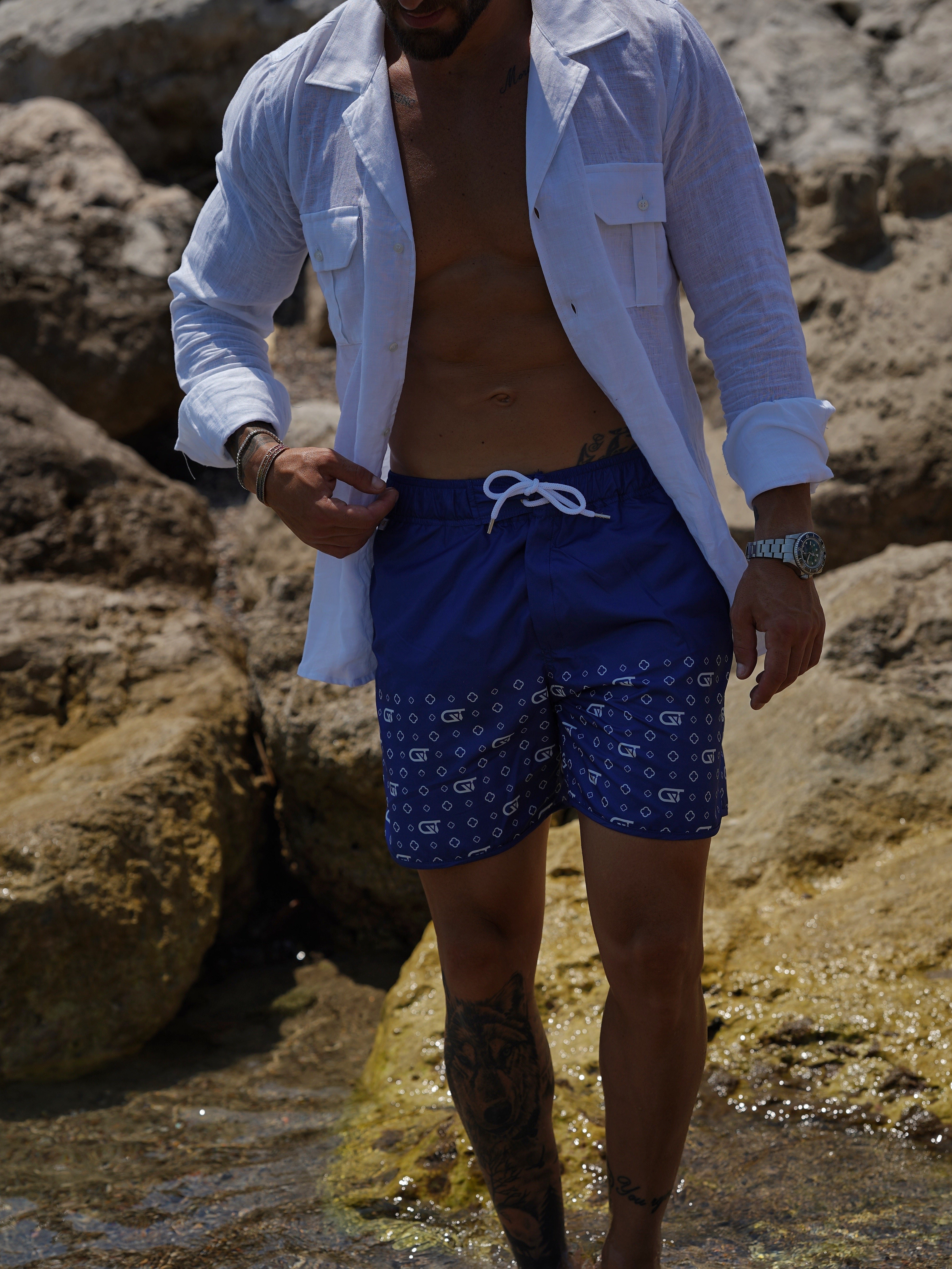 Shorts da mare monogram fondo blu stampa bianca, tessuto anti goccia idrorepellente