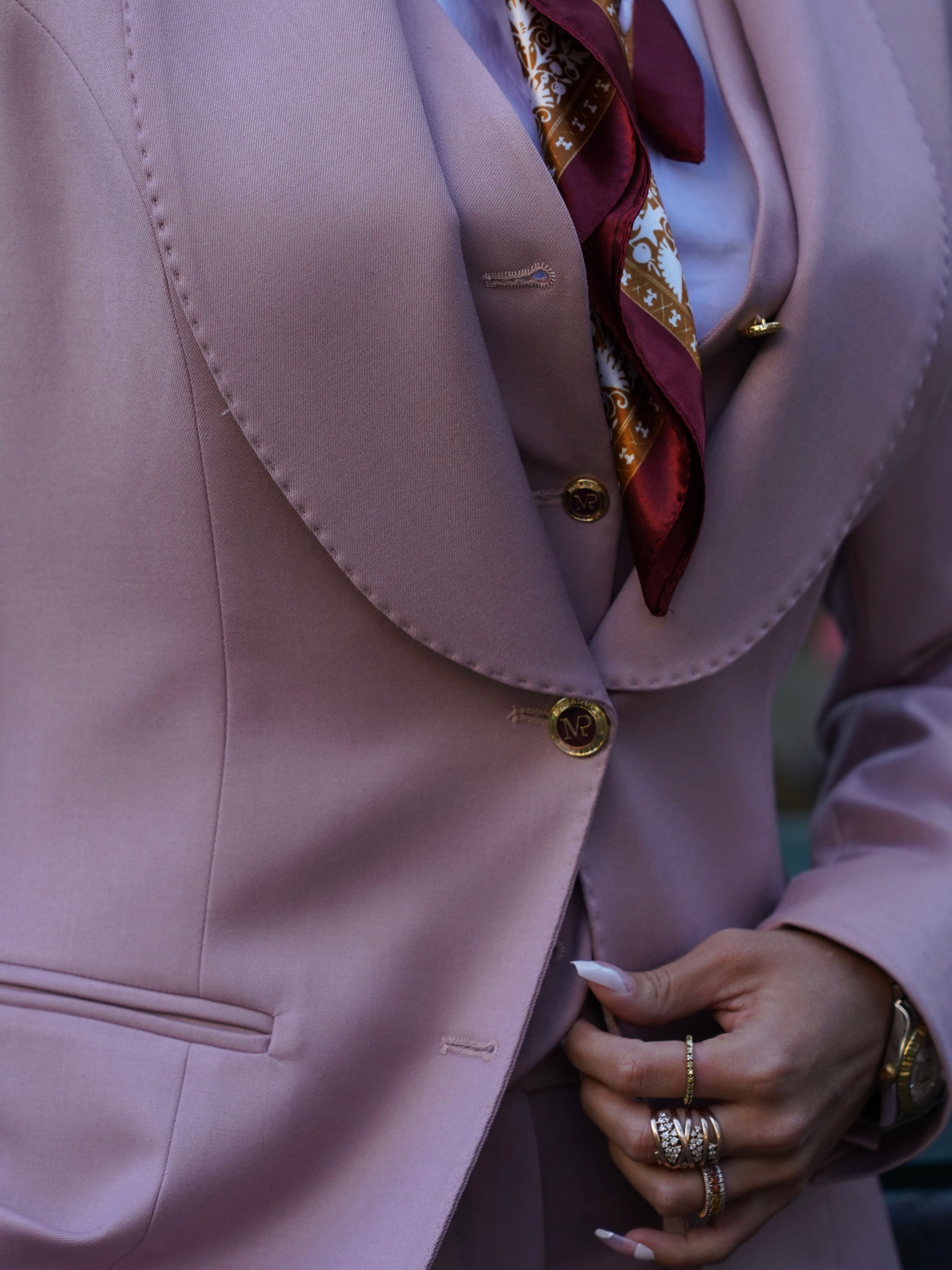 Tailleur rosa antico collo a scialle tre pezzi con bottoni oro