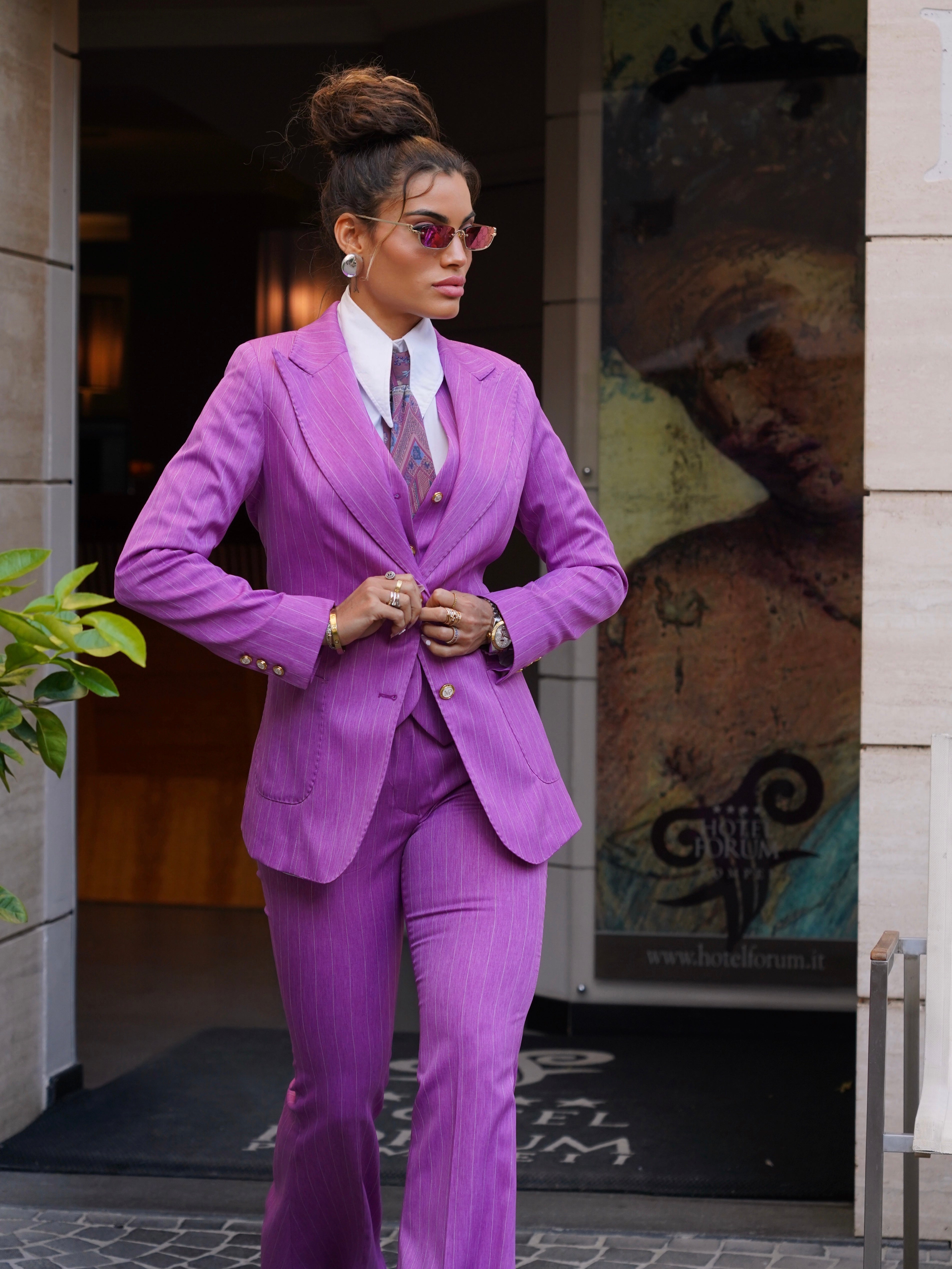 Tailleur gessato fucsia rever a lancia tre pezzi con bottoni oro