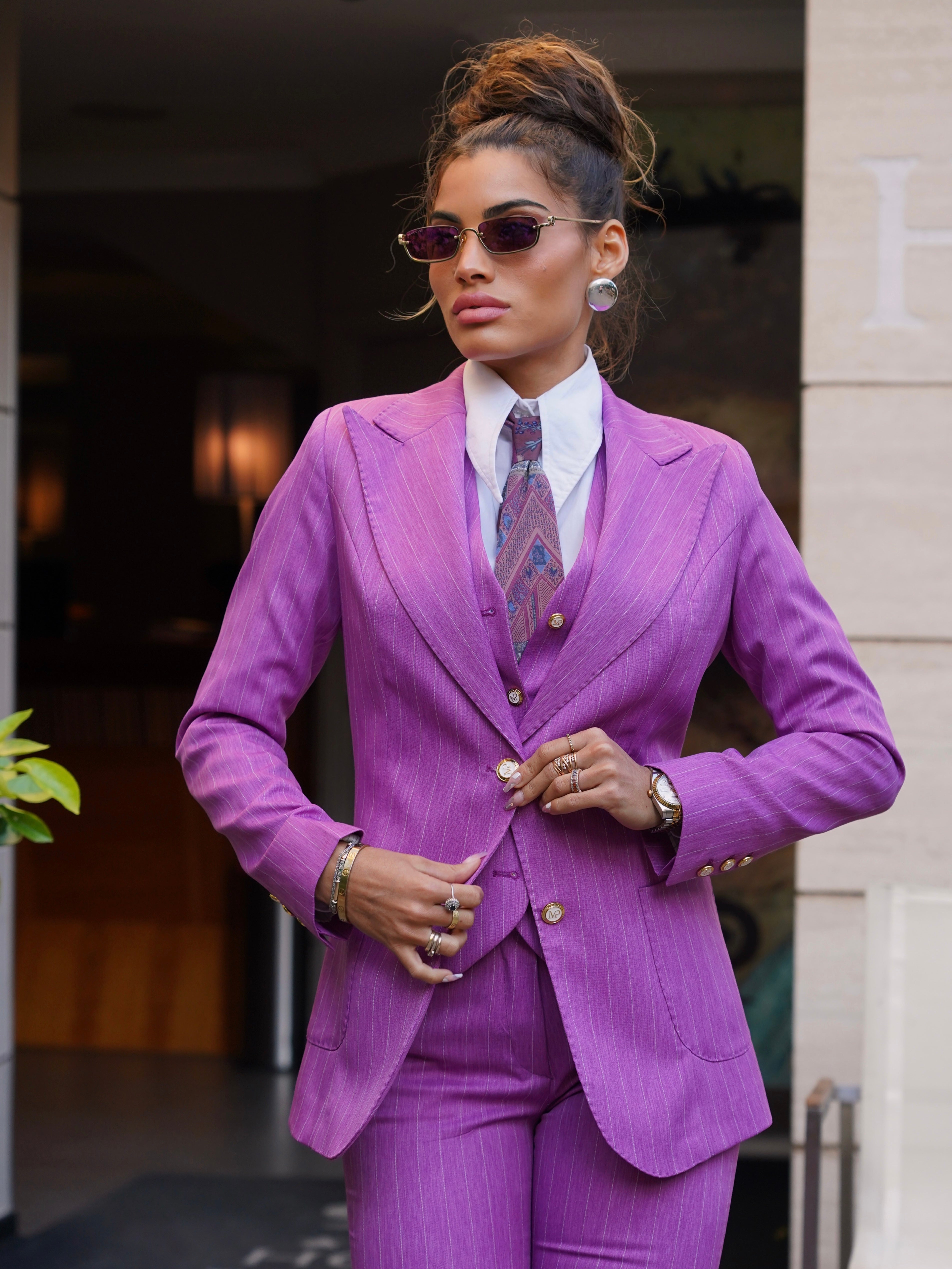 Tailleur gessato fucsia rever a lancia tre pezzi con bottoni oro