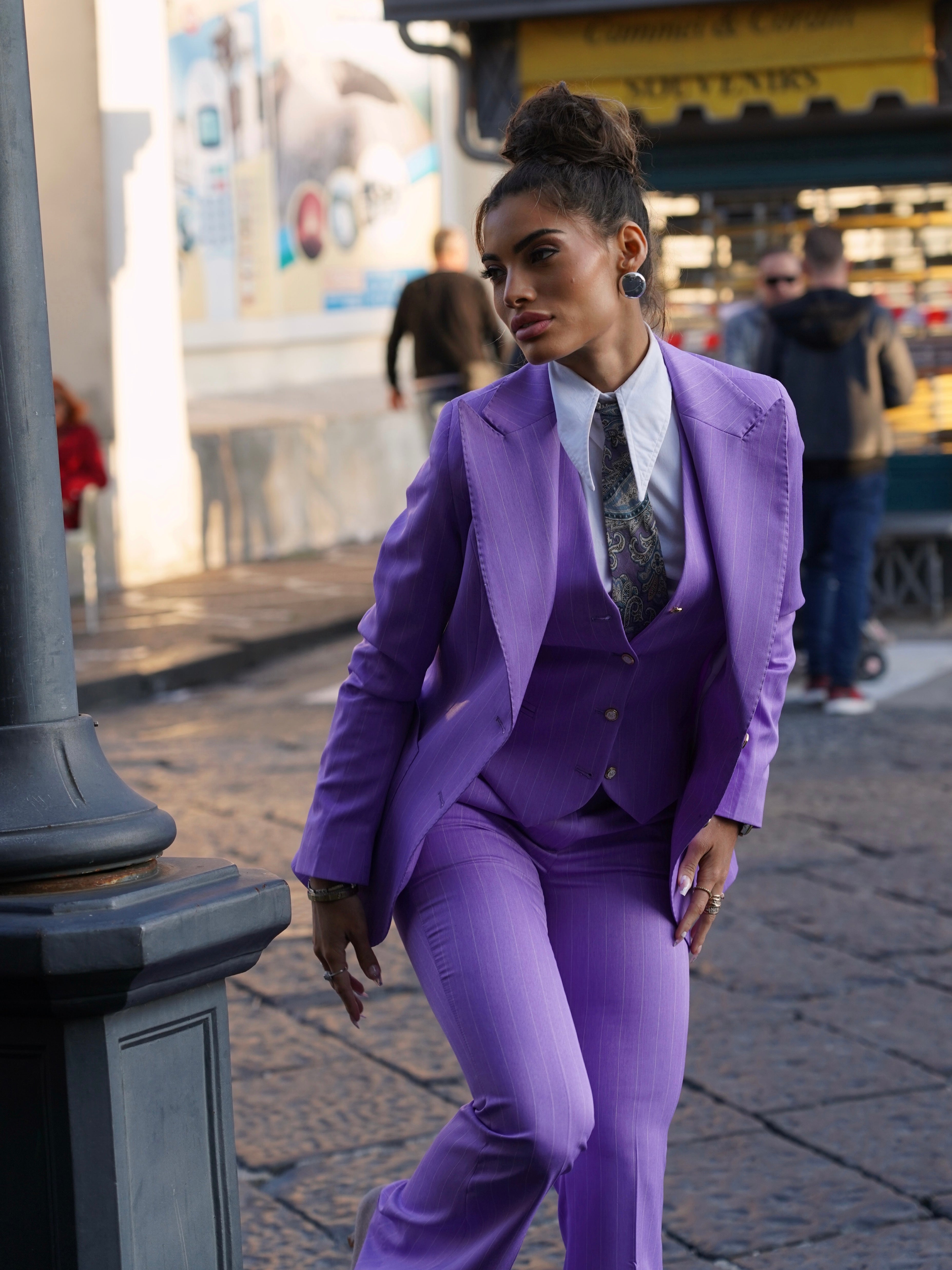Tailleur gessato lilla rever a lancia tre pezzi con bottoni oro