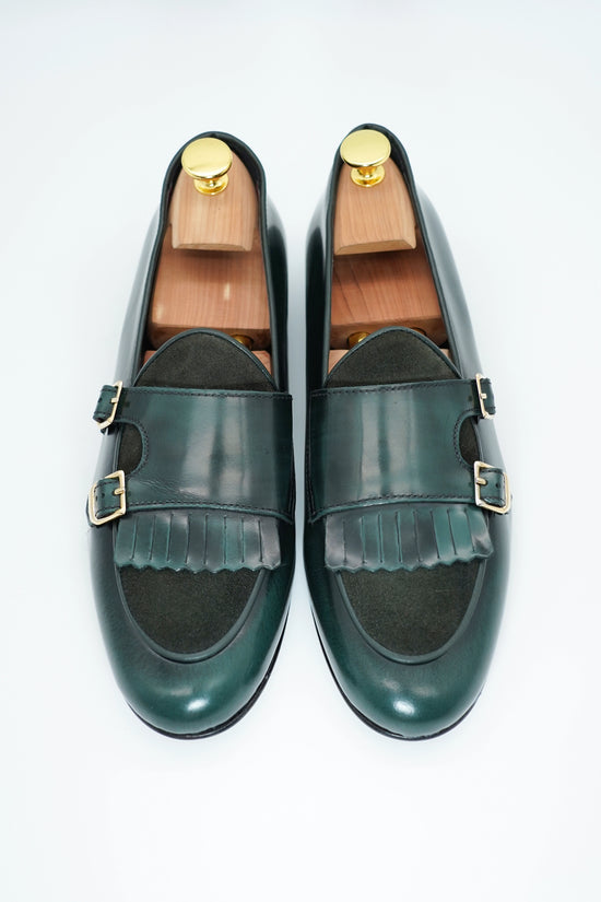 Mocassino doppiafibbia con frange abrasivato e camoscio verde