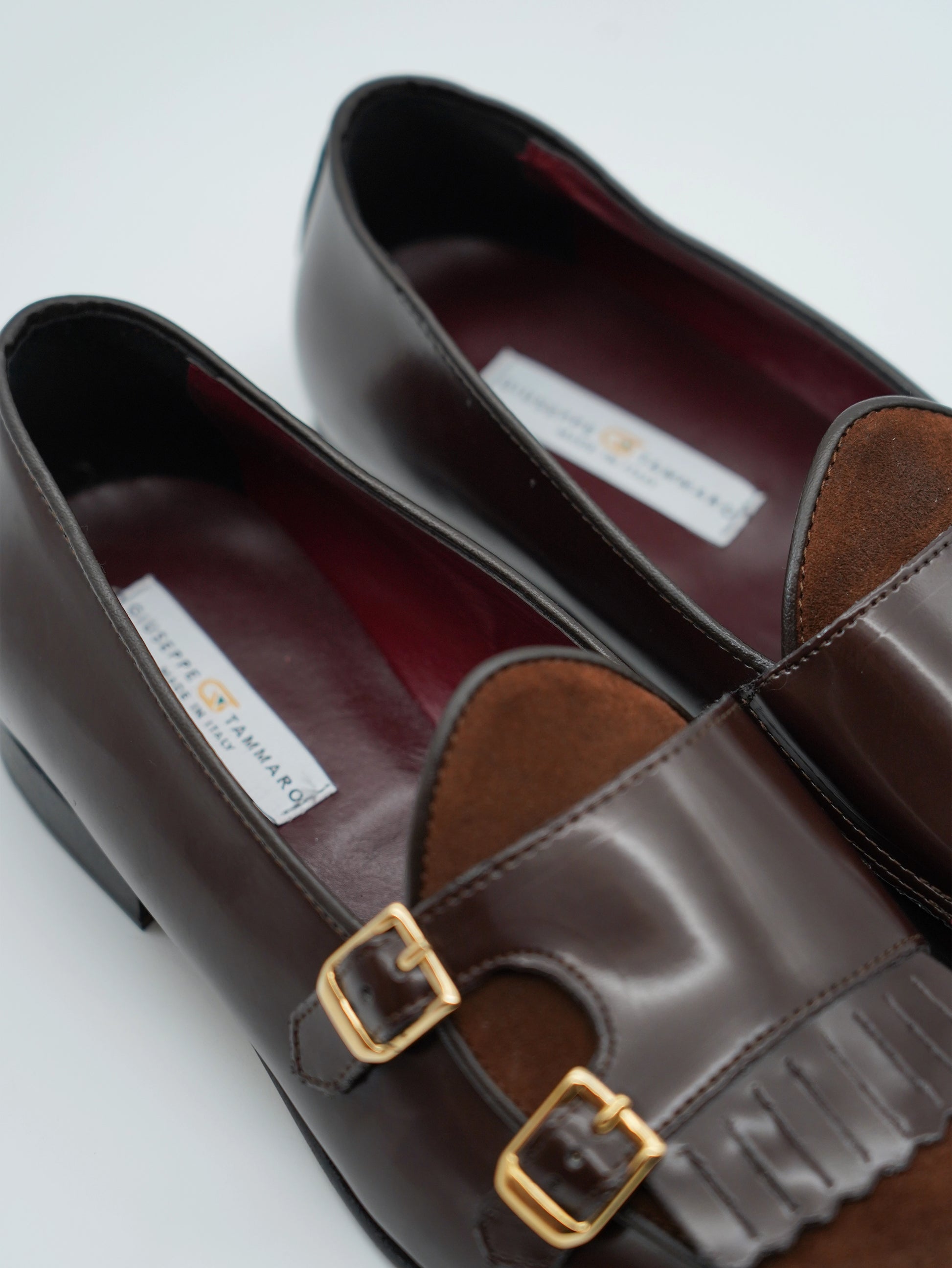 Mocassino doppiafibbia con frange abrasivato e camoscio testa di moro