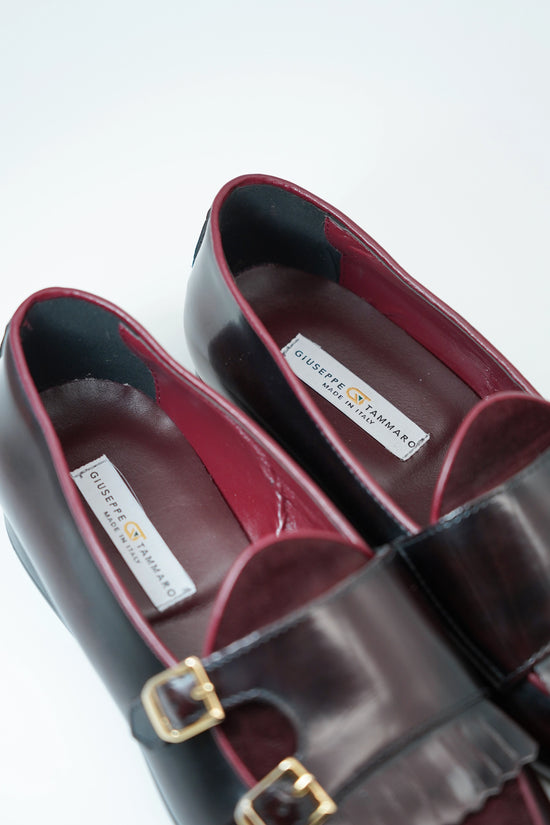 Mocassino doppiafibbia con frange abrasivato e camoscio bordeaux