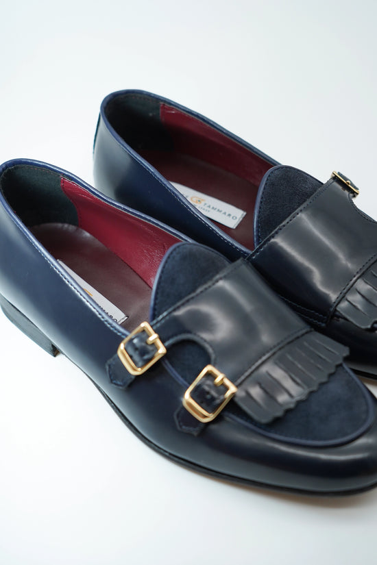 Mocassino doppiafibbia con frange abrasivato e camoscio blu