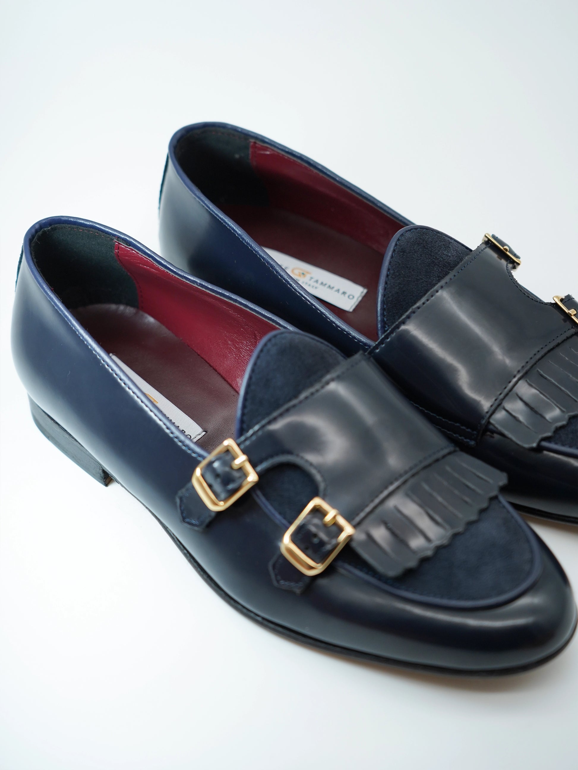 Mocassino doppiafibbia con frange abrasivato e camoscio blu