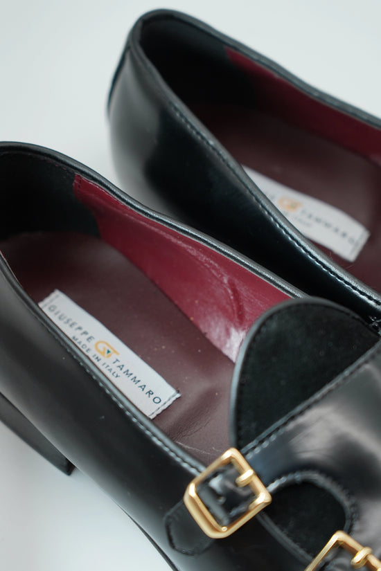 Mocassino doppiafibbia con frange abrasivato e camoscio nero