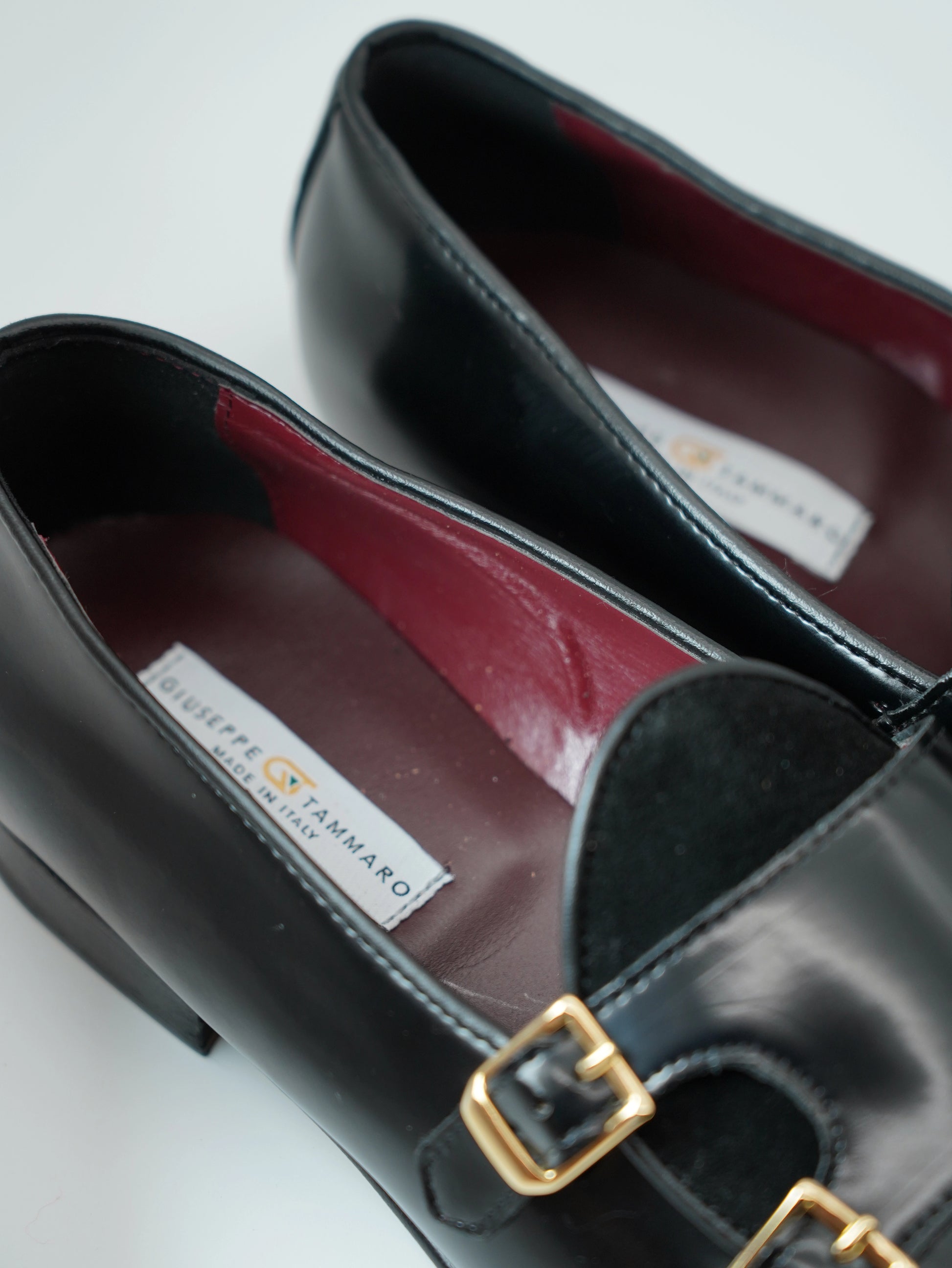 Mocassino doppiafibbia con frange abrasivato e camoscio nero