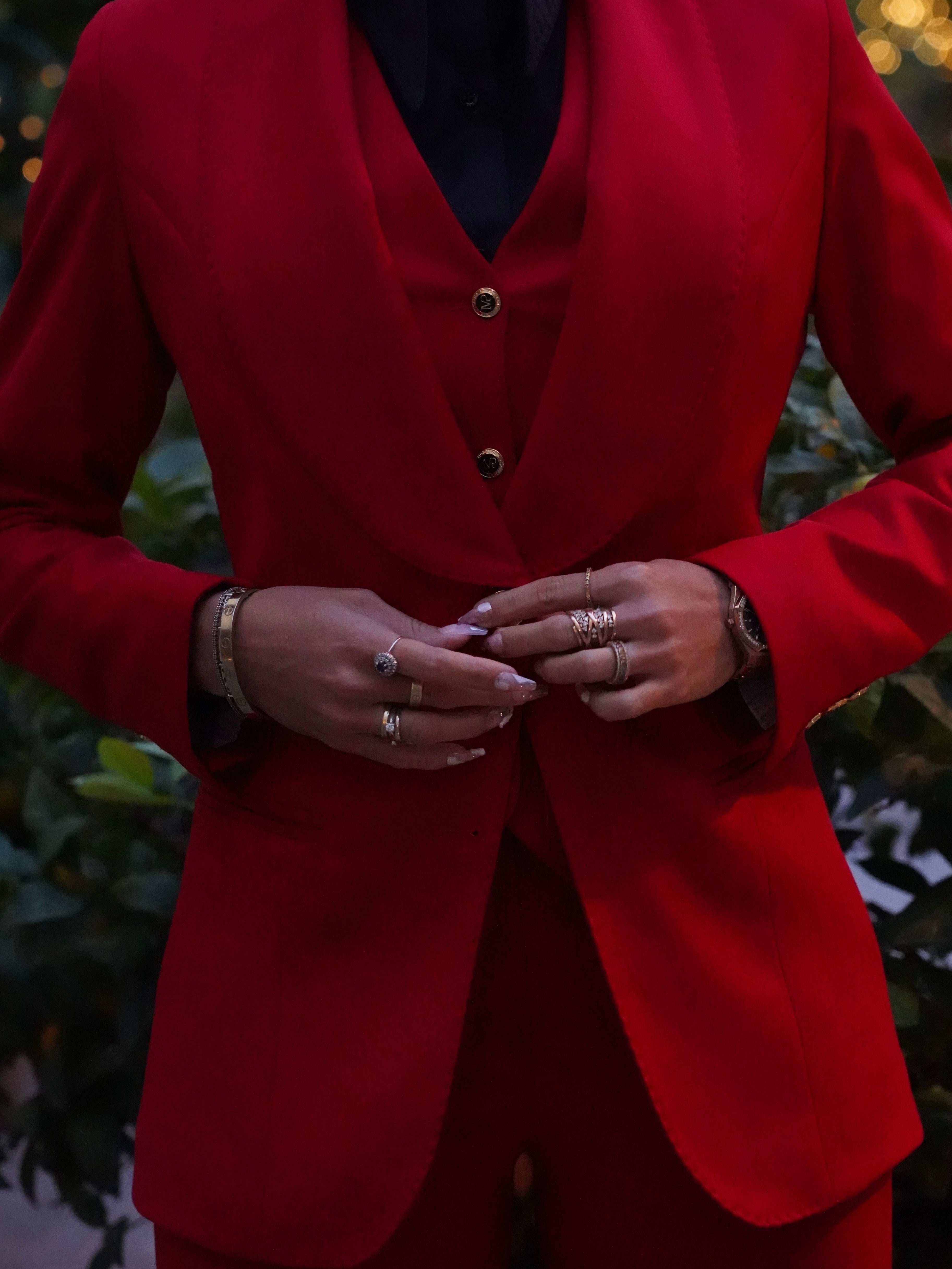 Tailleur collo a scialle tre pezzi rosso con bottoni oro.