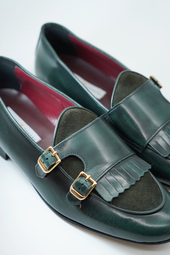 Mocassino doppiafibbia con frange abrasivato e camoscio verde
