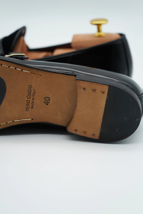 Mocassino doppiafibbia con frange abrasivato e camoscio nero