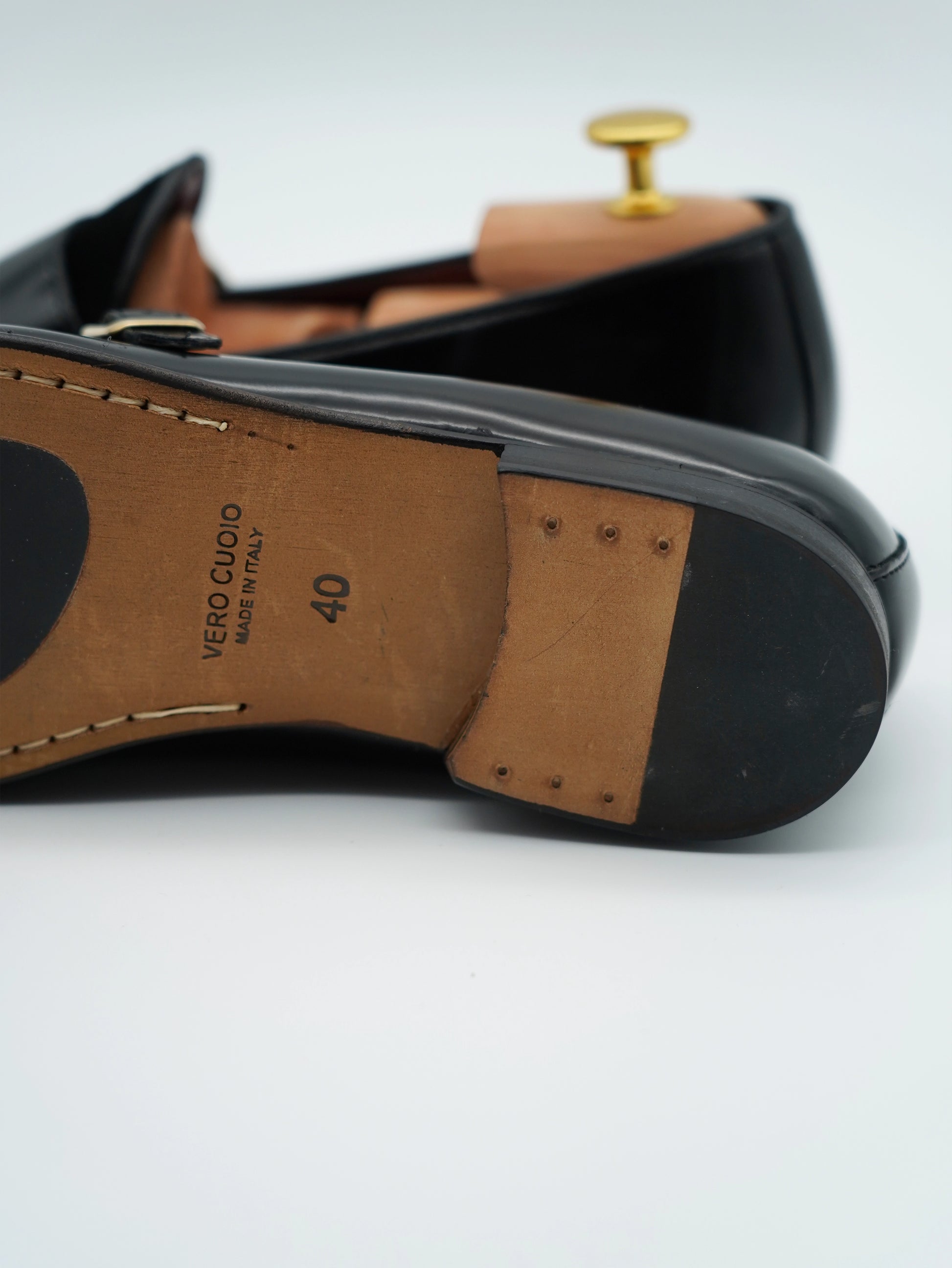 Mocassino doppiafibbia con frange abrasivato e camoscio nero