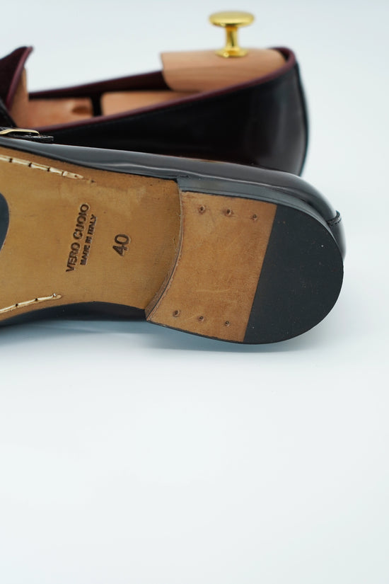 Mocassino doppiafibbia con frange abrasivato e camoscio bordeaux