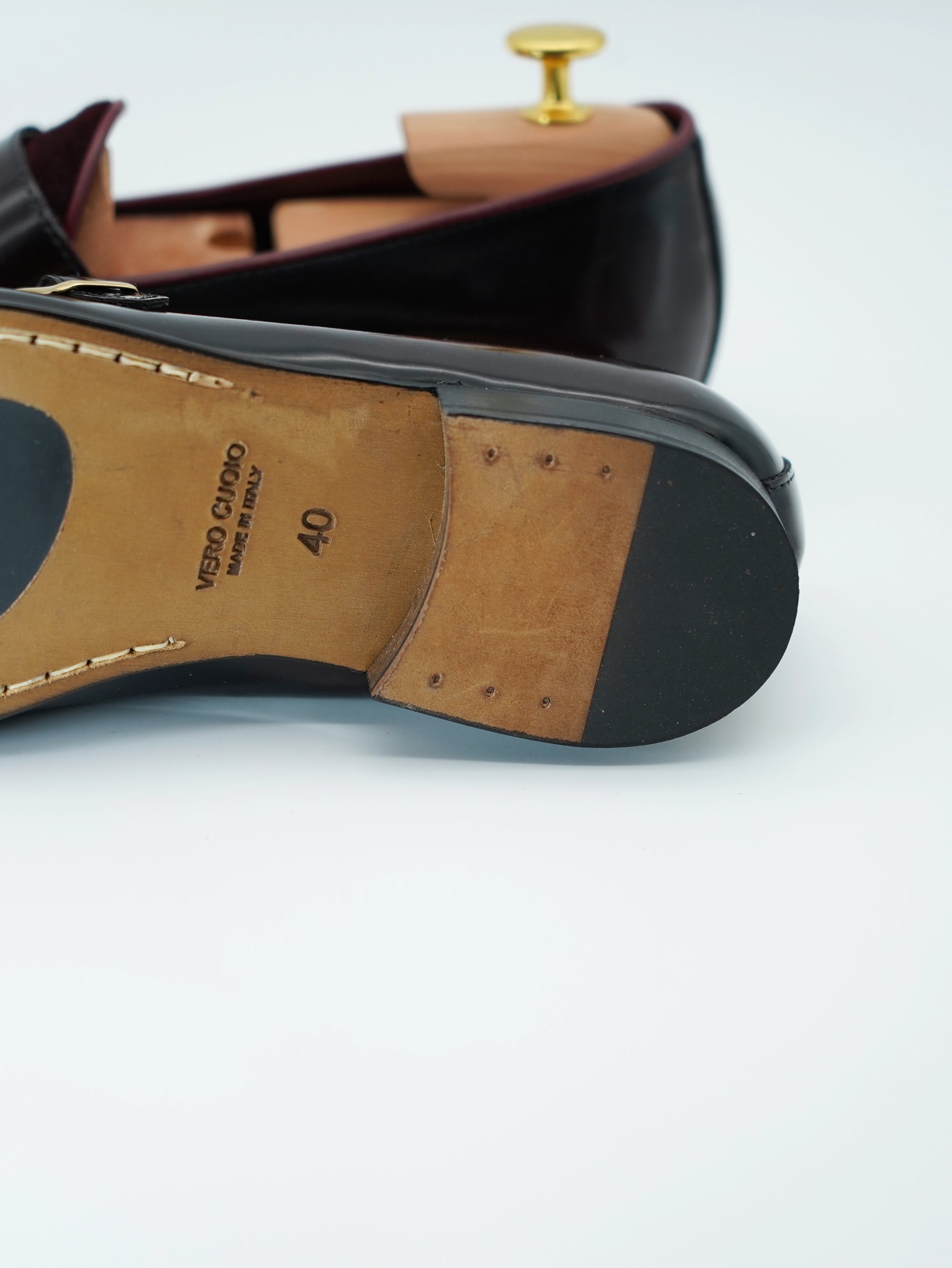 Mocassino doppiafibbia con frange abrasivato e camoscio bordeaux