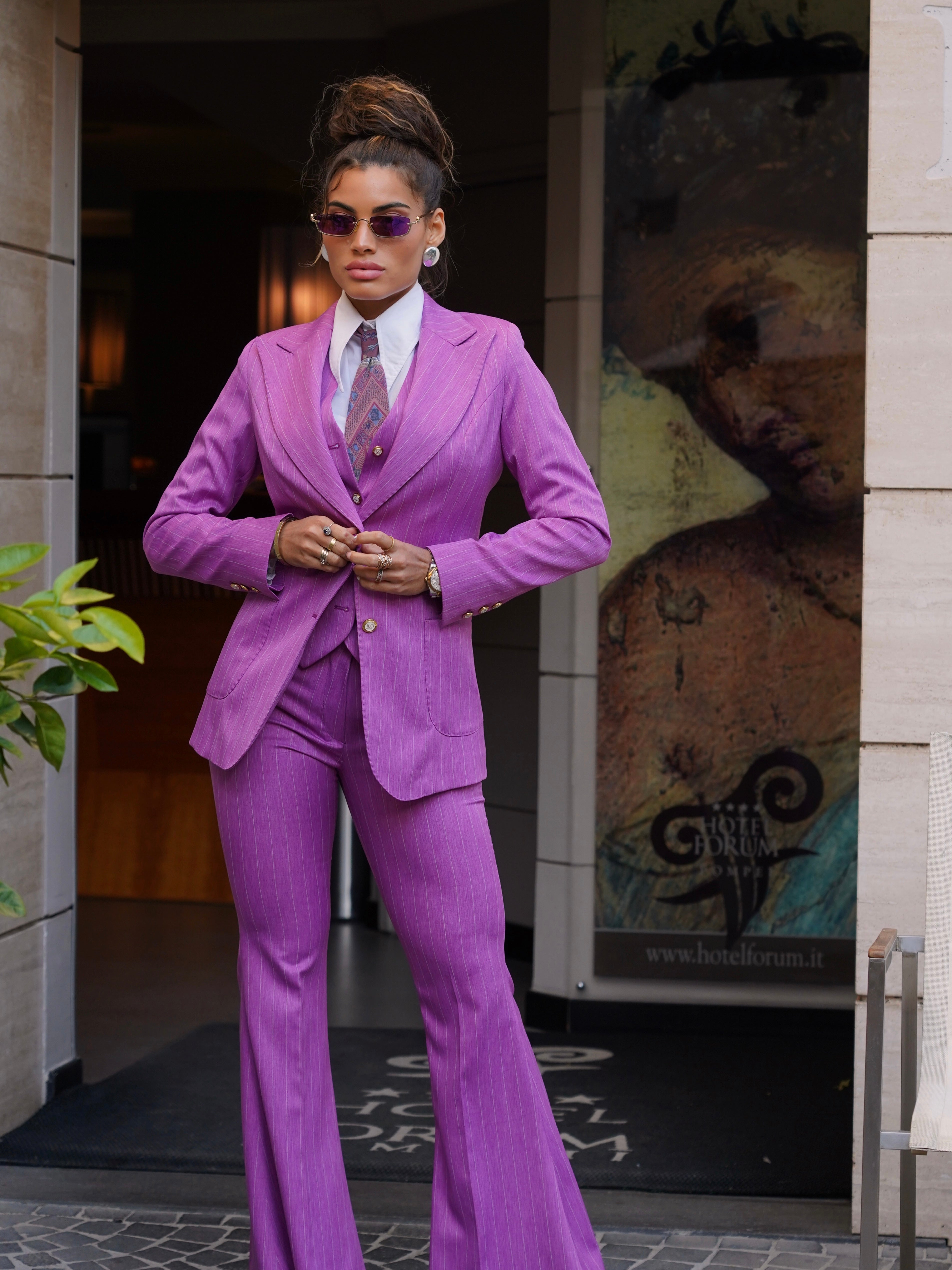 Tailleur gessato fucsia rever a lancia tre pezzi con bottoni oro